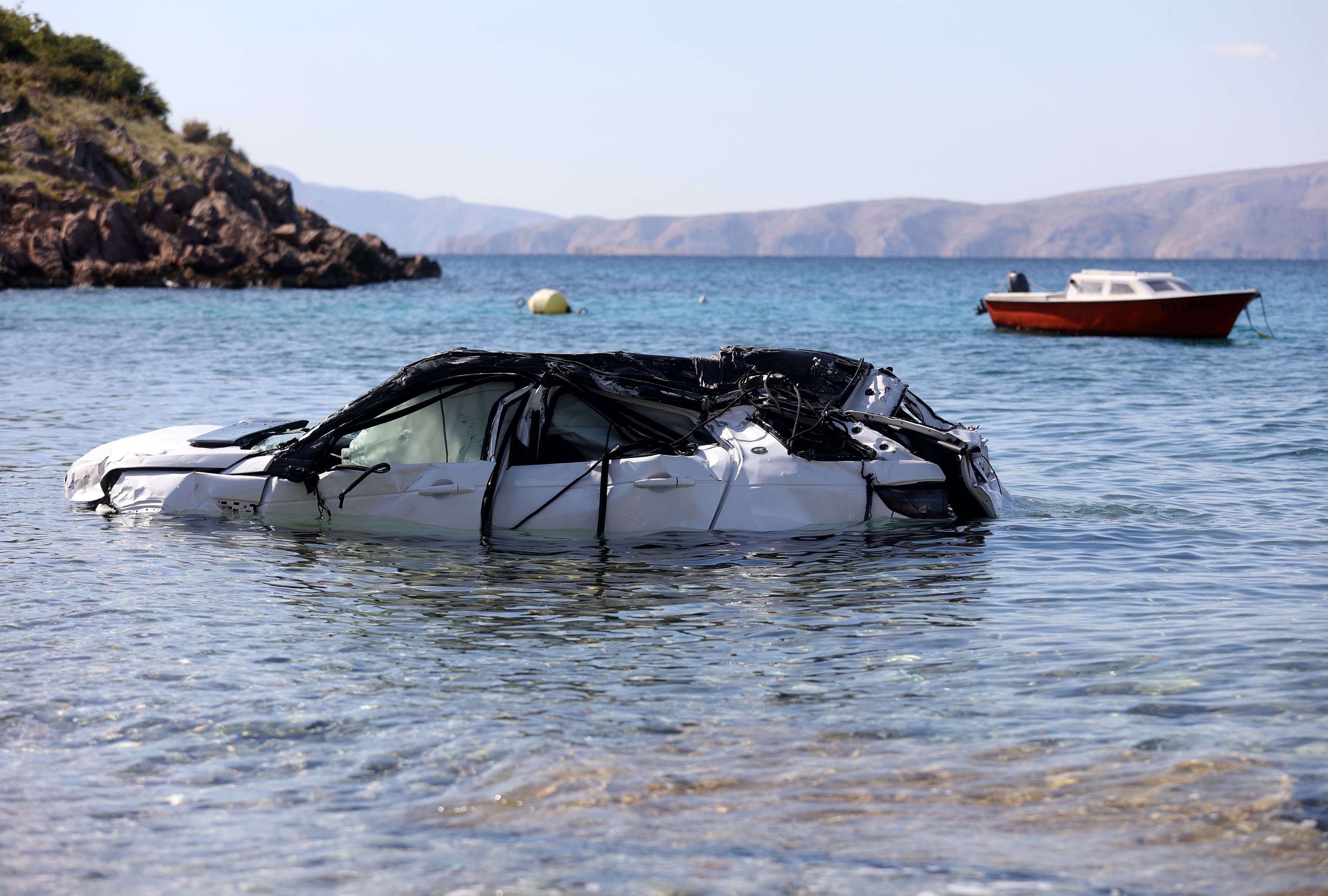 Das Auto stürzte über Klippen rund 70 Meter tief ins Meer. Vier Menschen kamen dabei ums Leben.