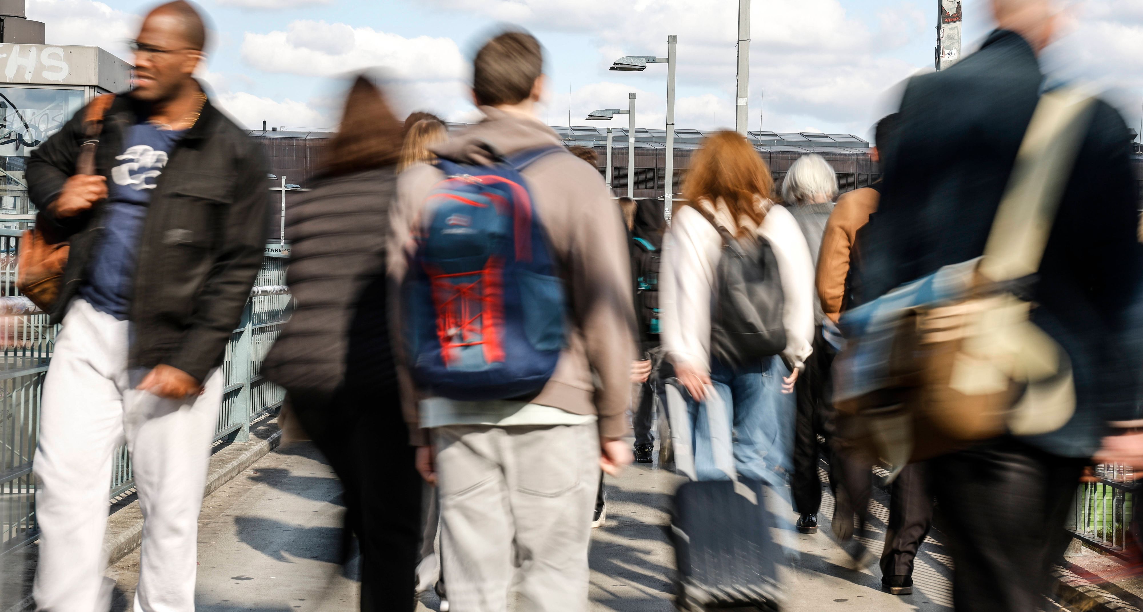 Passanten in Berlin. Die Deutschen ziehen sich ins private Schneckenhaus zurück.