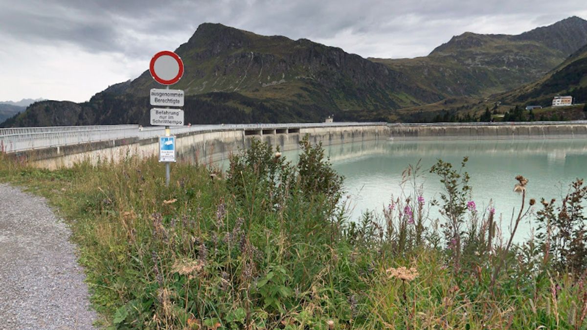 Heute.at - Jäger stürzt mit Auto in See und versinkt – Suche läuft