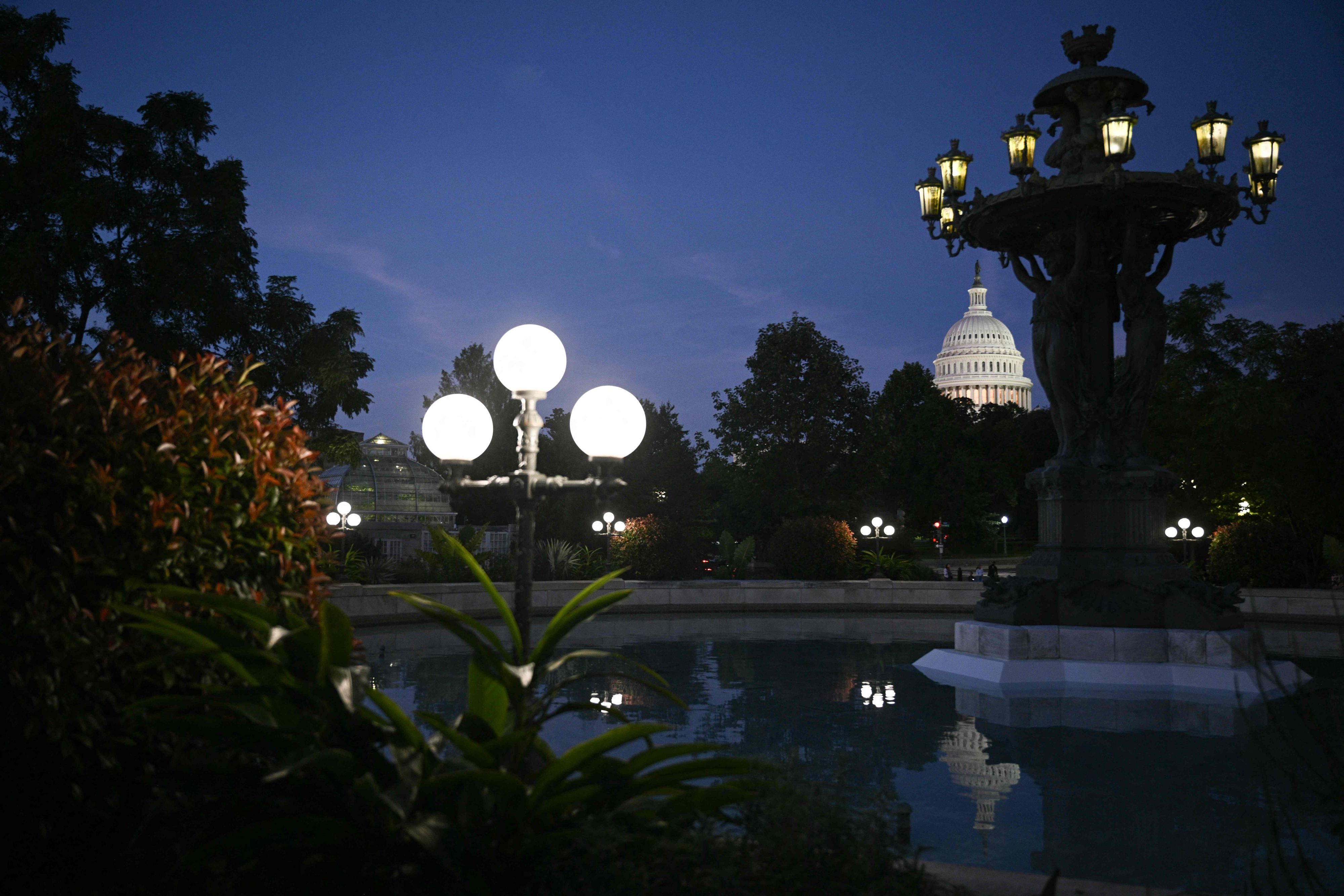 Die Kuppel des US-Kapitols spiegelt sich im Bartholdi-Brunnen des US-Botanischen Gartens am zweiten Tag des US-Shutdowns in Washington, D.C.