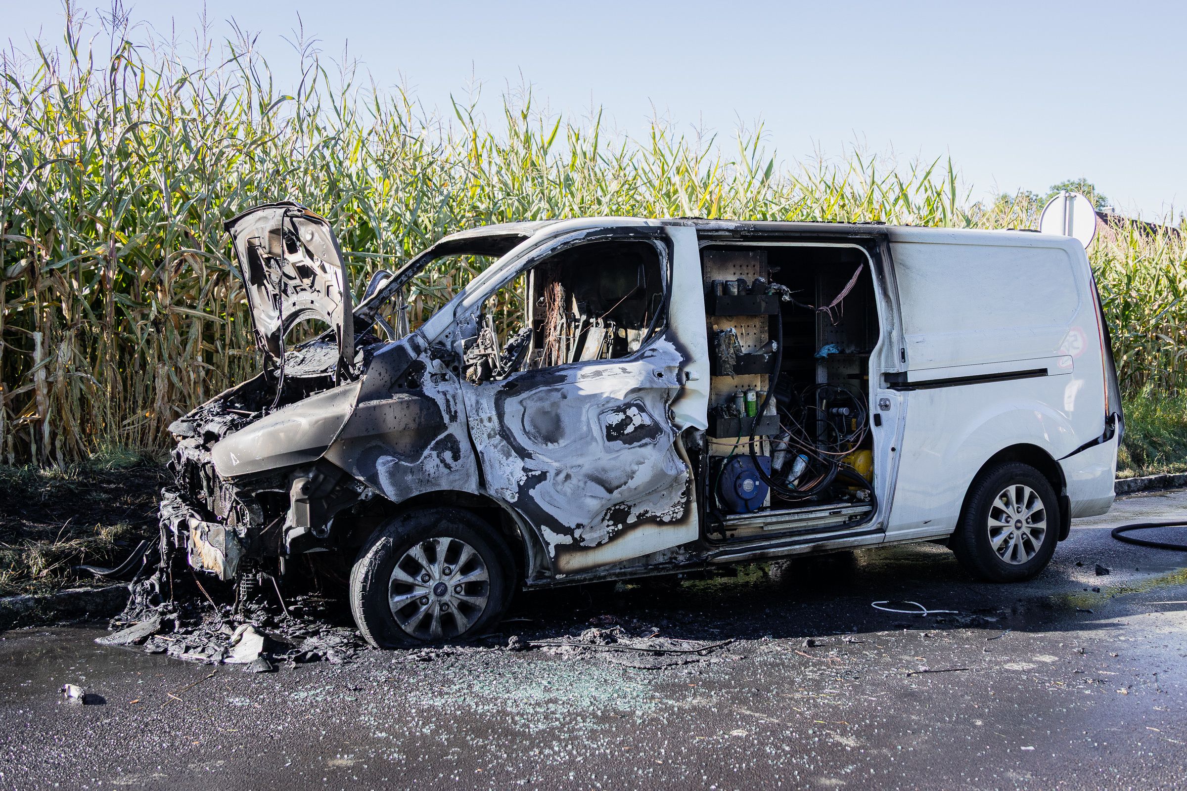 Großeinsatz für die Feuerwehr in OÖ: Ein Transporter mit Gasflaschen brannte.