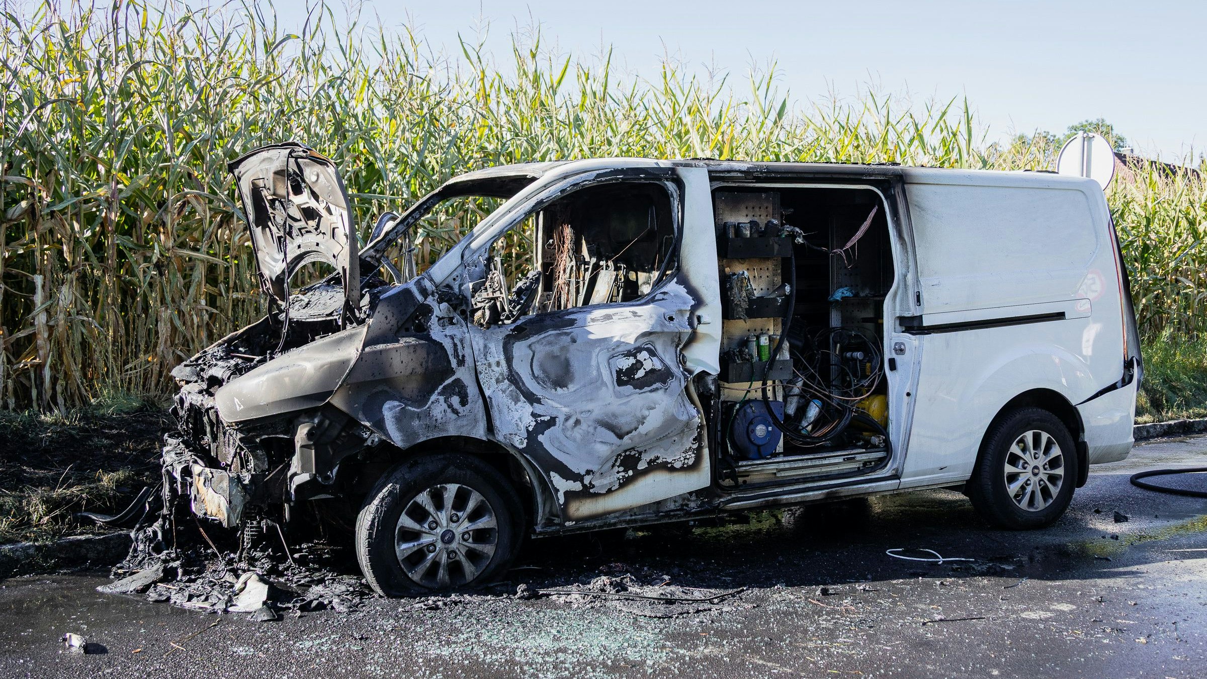 Großeinsatz für die Feuerwehr in OÖ: Ein Transporter mit Gasflaschen brannte.