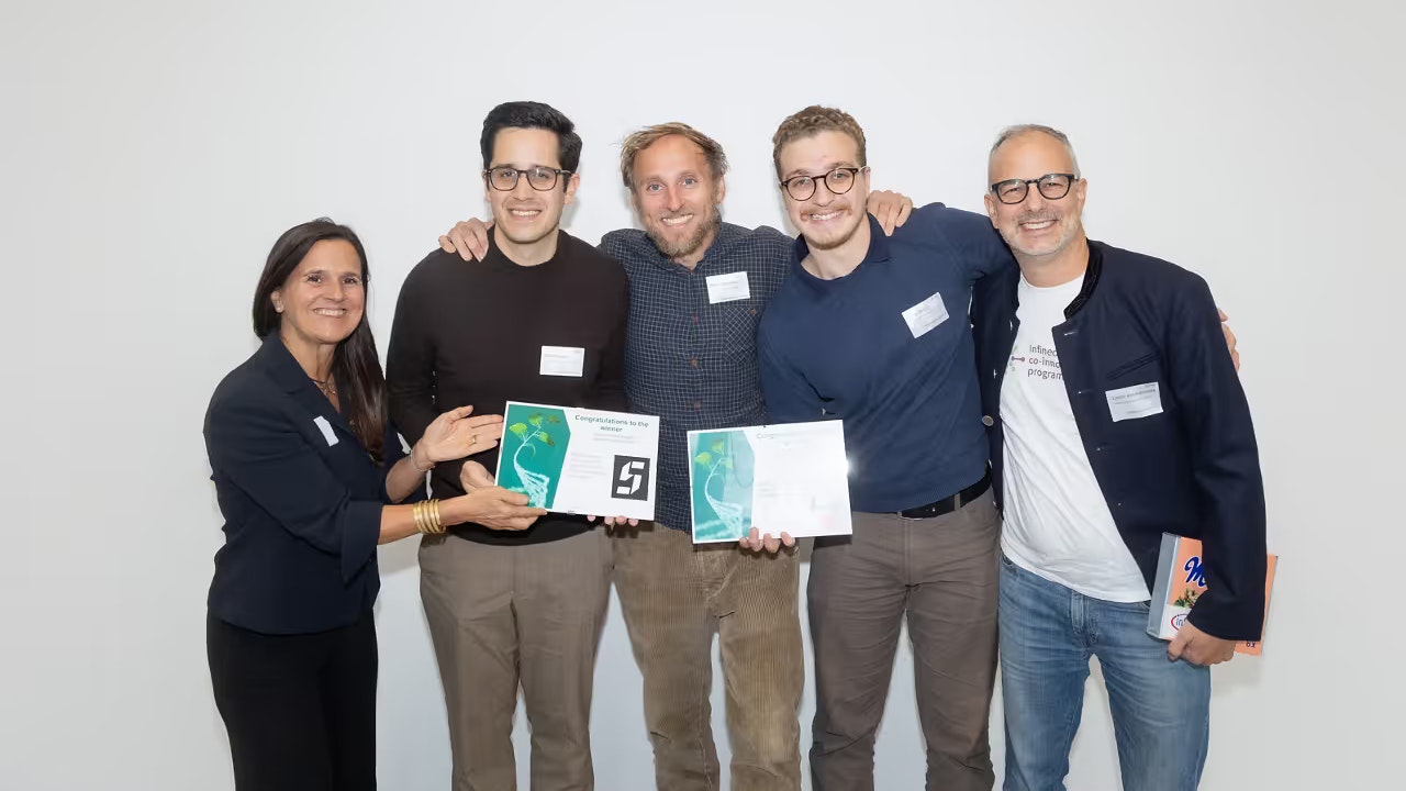 Gewinnerteam der Infineon Austria Startup Challenge 2025, Links: Eva Frei Head Innovation Services WKO, Mitte: Gewinnerstartup NOSI: Péter Börzsei, Data Scientist, Patrik Aspermair, CEO, Baris Senyer, Software Engineer, Rechts: Lamin Ben-Hamdane, Head of Startup Cooperations Infineon.