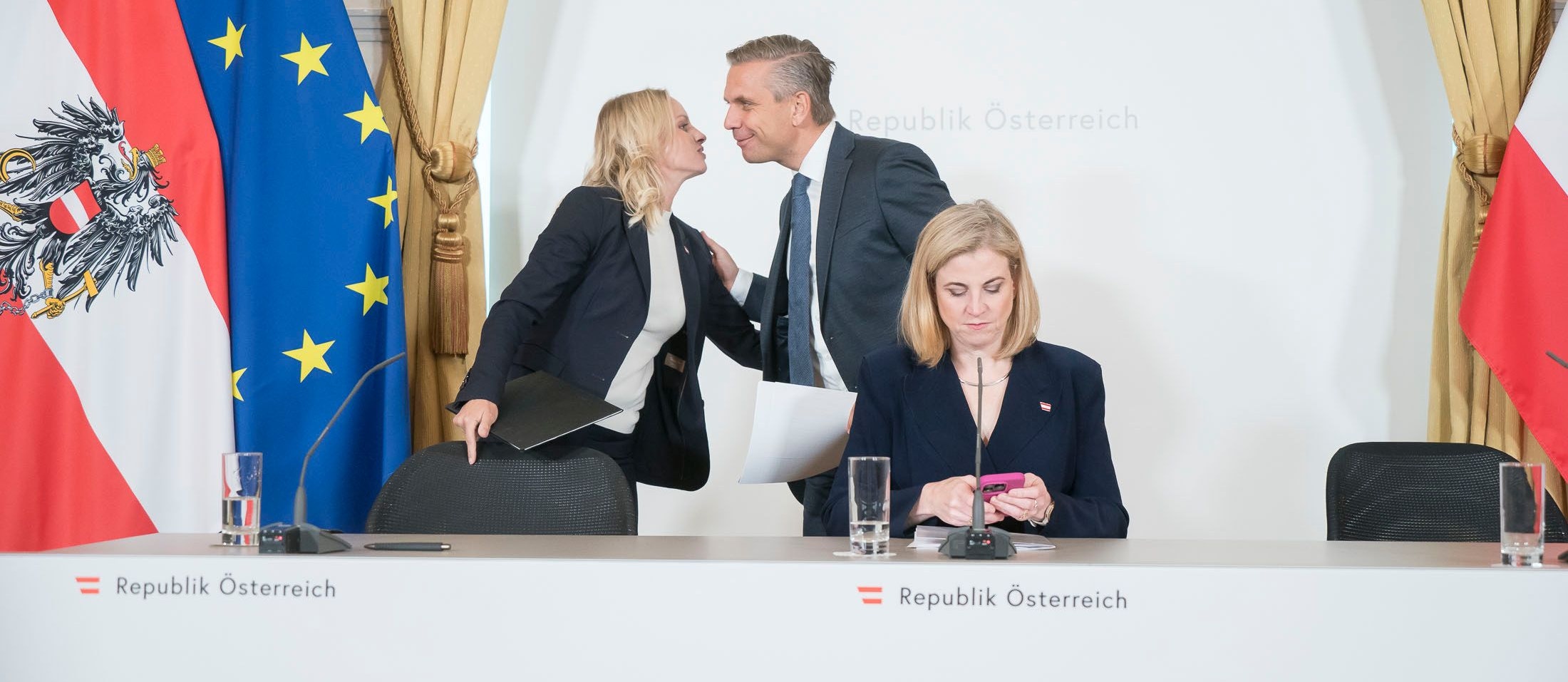 Michaela, wir haben uns noch gar nicht richtig begrüßt heute ...