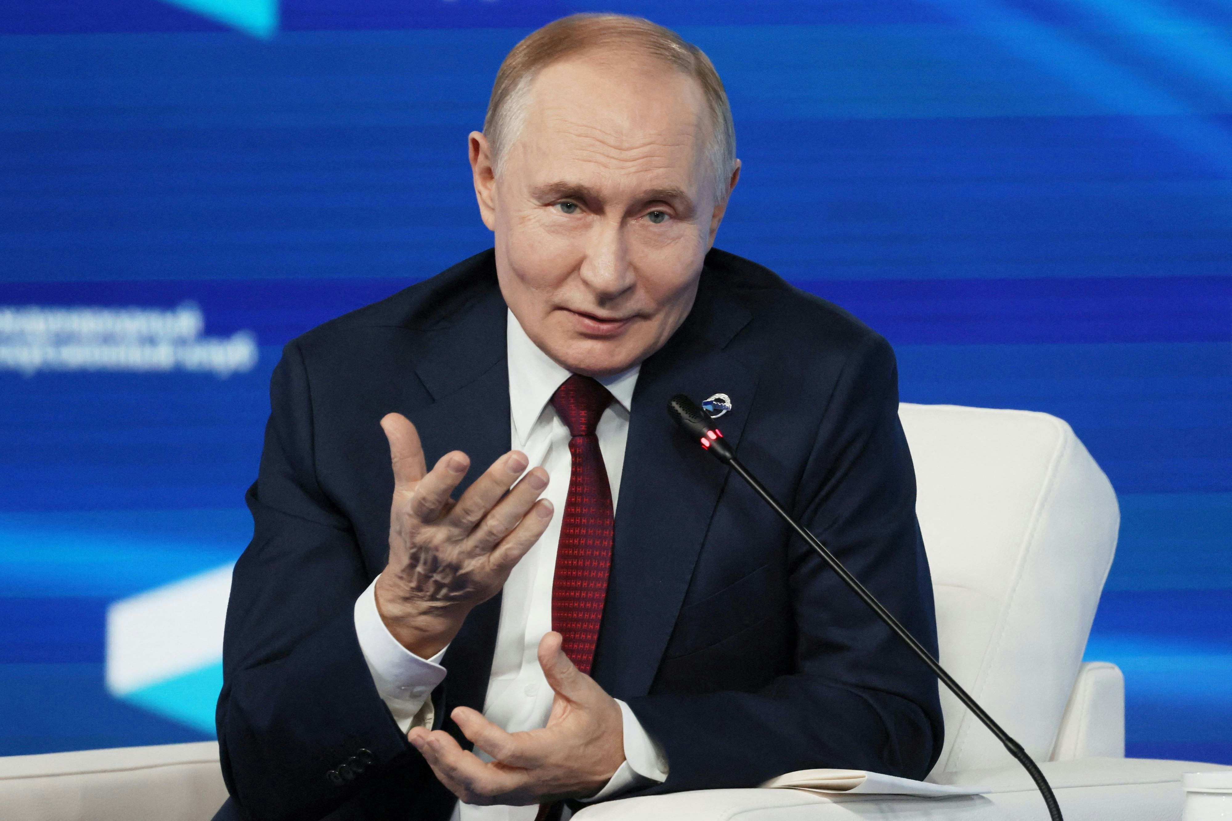 Er sitzt den Krieg aus: Der russische Präsident Wladimir Putin auf der jährlichen internationalen Konferenz des Valdai-Klubs in Sotschi