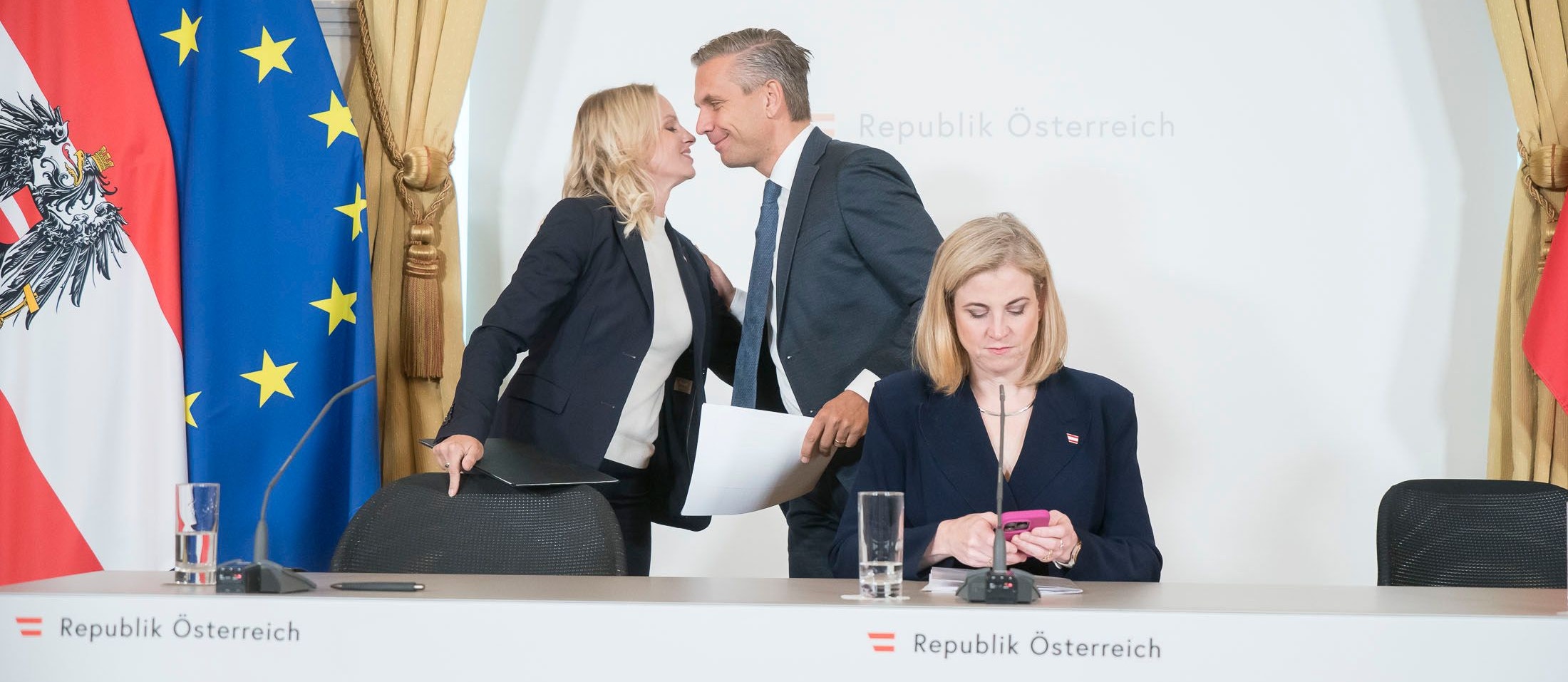 ... so, und jetzt noch einen Schmatzer auf die andere Seite ...