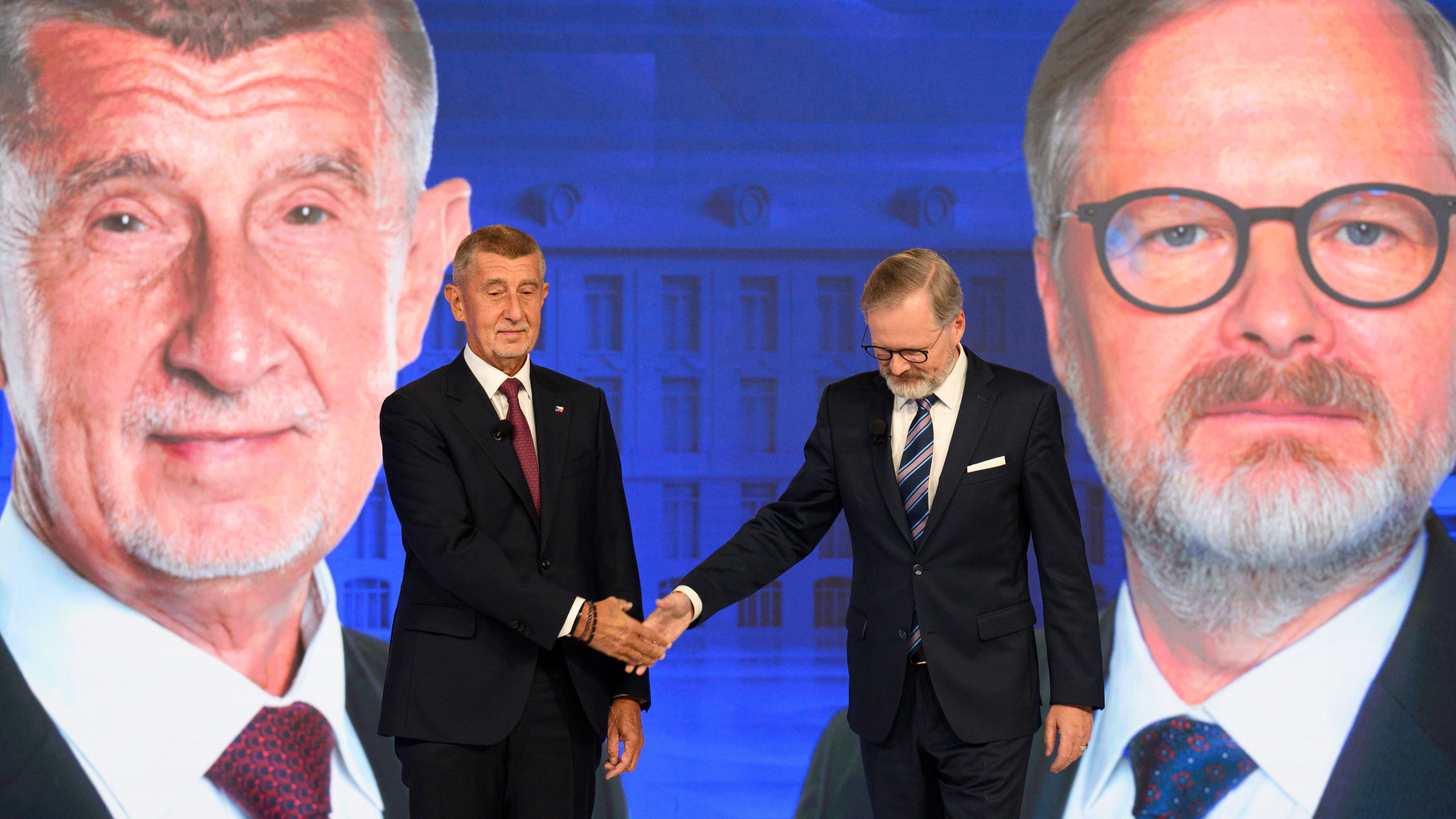 Rechtspopulist Andrej Babiš (l.) bei einer Wahlkampf-Debatte mit Premier Petr Fiala in Prag, 1. Oktober 2025.
