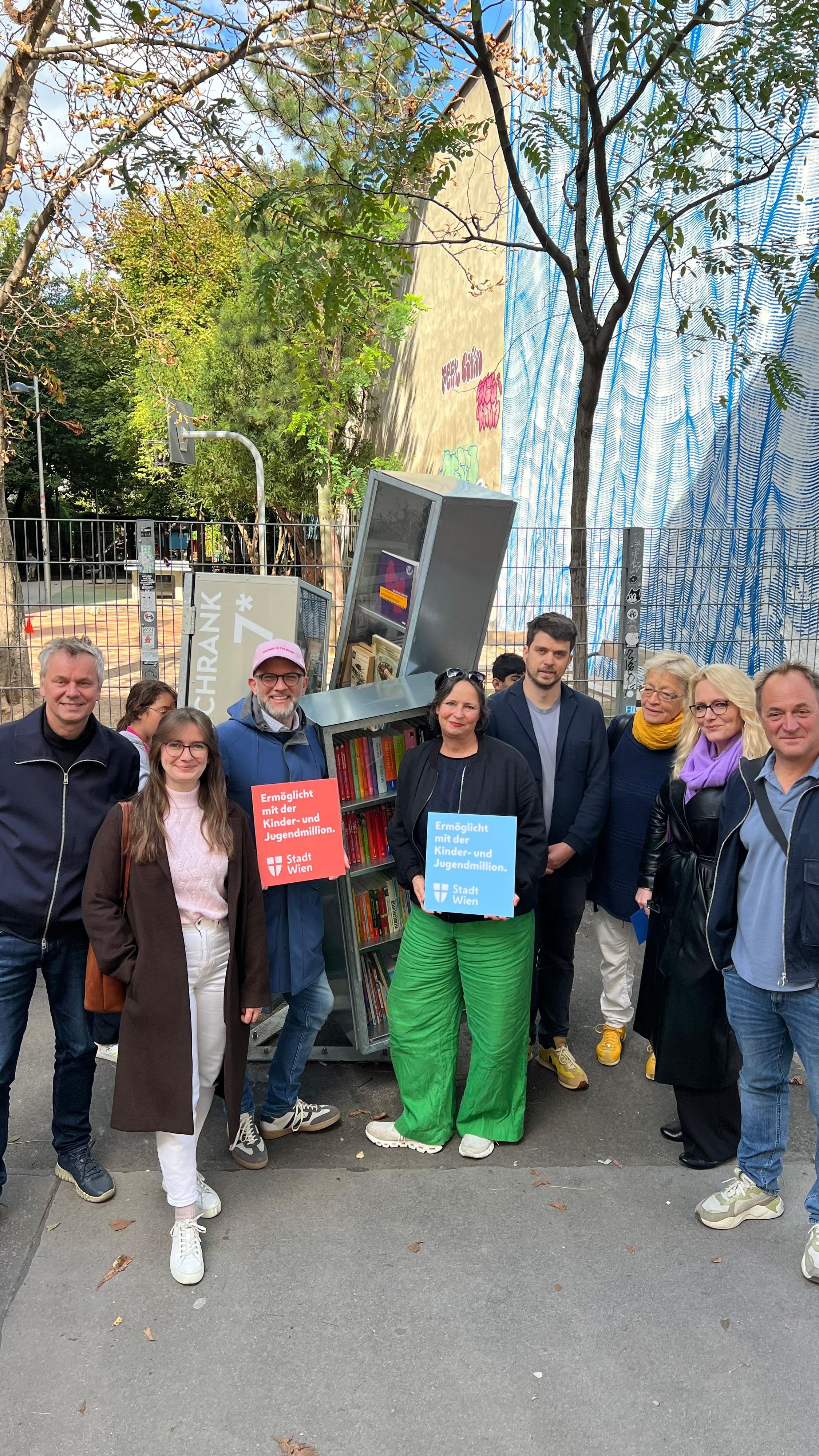 Bücher statt Beton: Am Siebensternpark wurde der neue offene Bücherschrank feierlich eröffnet – möglich gemacht durch die Kinder- und Jugendmillion.