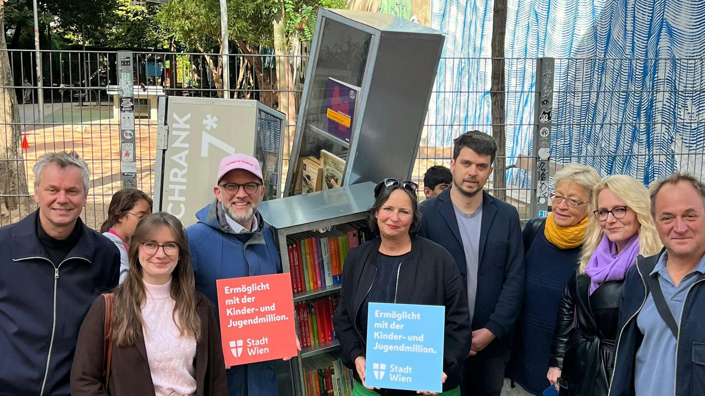 Heute.at - Von Kids erträumt – Bücherschrank in Neubau eröffnet