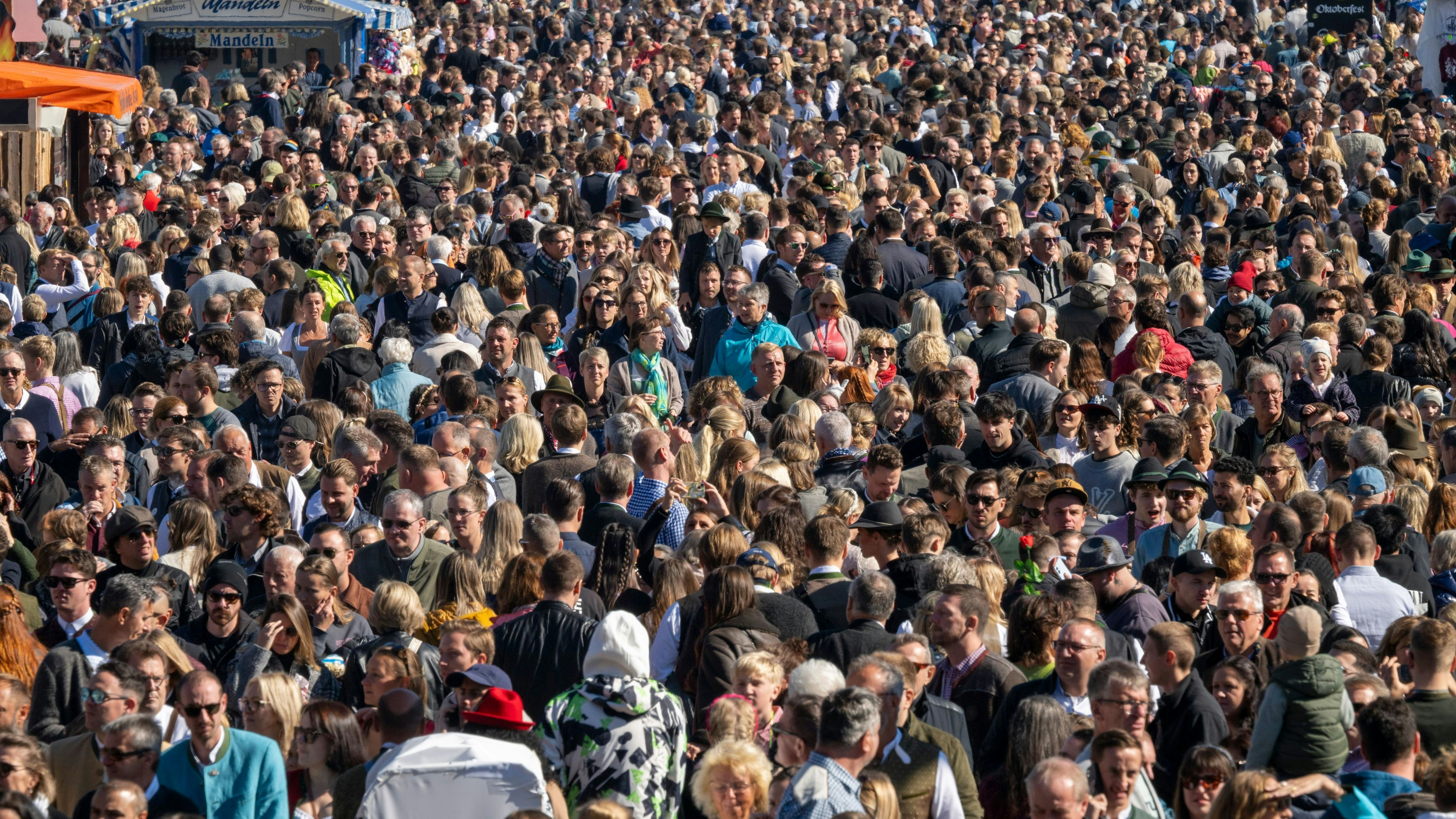 Weil der Andrang auf die Münchner "Wiesn" am Freitag so groß ausfiel, musste der Zugang zum Gelände geschlossen werden. 