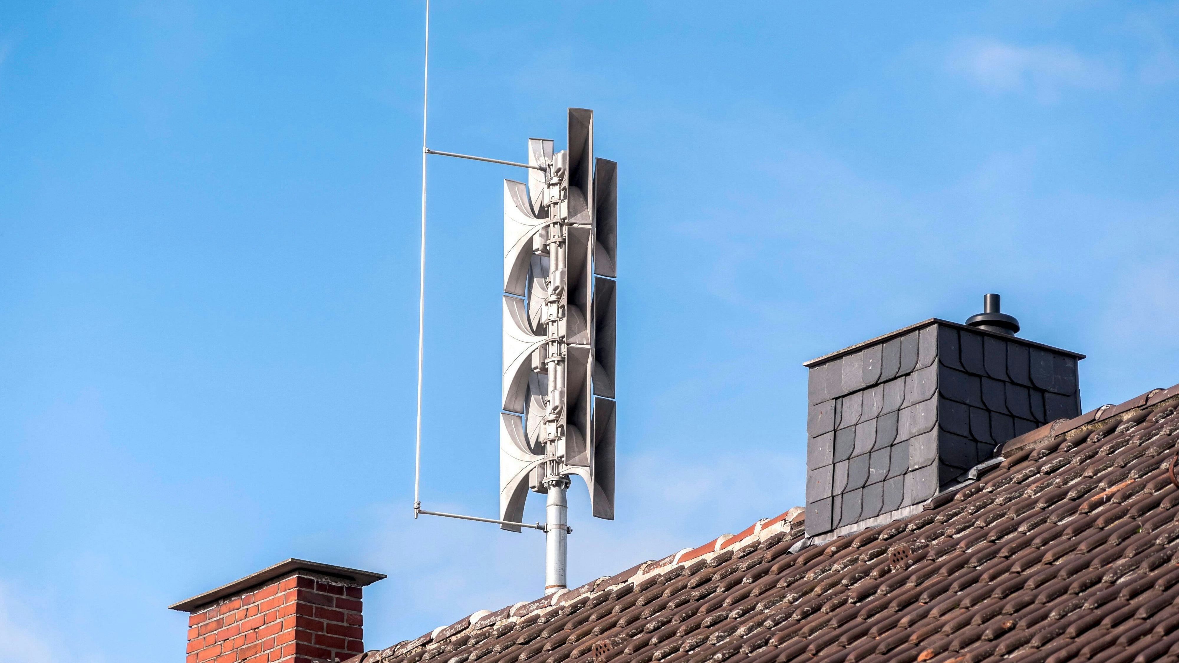 Sirenenmast im Wohngebiet Sirene Mast mit Sirene Wohngebiet Bevölkerungsschutz Katastrophenhilfe Katastrophenschutz Feuerwehralarmierung Warnung der Bevölkerung im Ernstfall Katastophenalarm Zivilschutzsignal Zivilschutz Warnung Alarm Warnsystem Entwarnung zivile Großschadensfälle Naturkatastrophen Hochwasser Unwetter Störfälle Chemieunfall Reaktorunfall ABC-Alarm 20221025ad893 Wadersloh Nordrhein-Westfalen NRW Deutschland Germany *** siren mast in residential area siren mast with siren residential area civil protection disaster relief disaster protection fire department alerting warning of the population in case of emergency catastophen alarm civil defense signal civil defense warning alarm warning system all-clear civil major nat Copyright: xAchimxDuwentästerx 