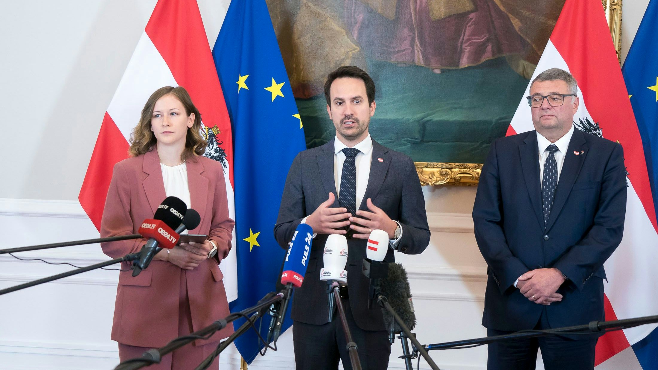 Beim Doorsteps vorm Ministerrat mit Claudia Plakolm und Christoph Wiederkehr wirkte Jörg Leichtfried ...
