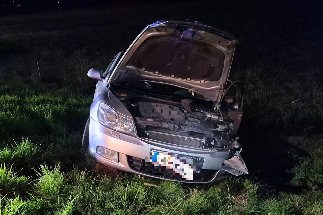 Das Fahrzeug wurde bei der Kollision in einen Acker geschleudert.