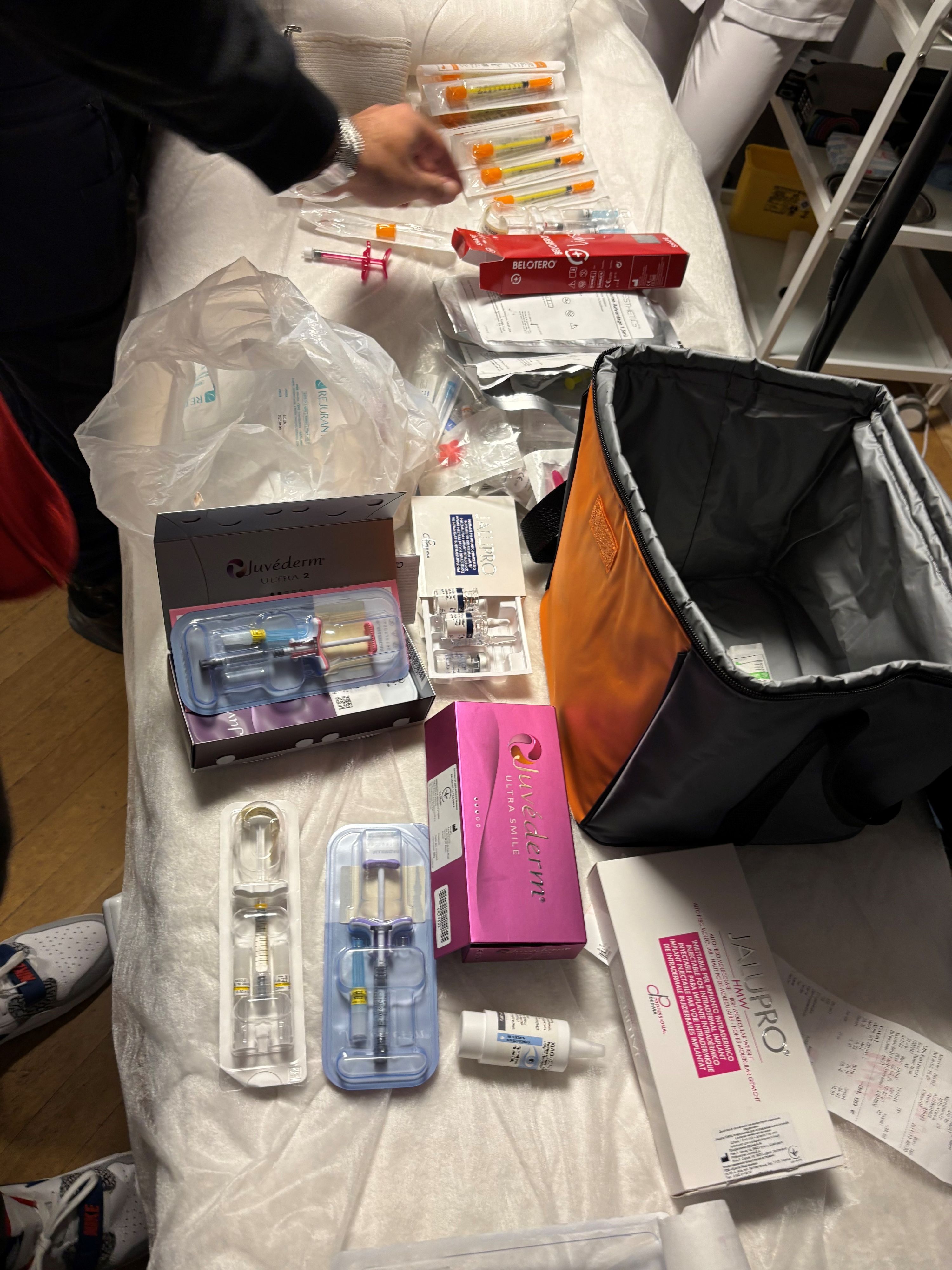 Die Substanzen wurden behördlich beschlagnahmt und Anzeigen wurden unter anderem nach dem Ärztegesetz sowie wegen Kurpfuscherei und Schwarzarbeit gelegt.