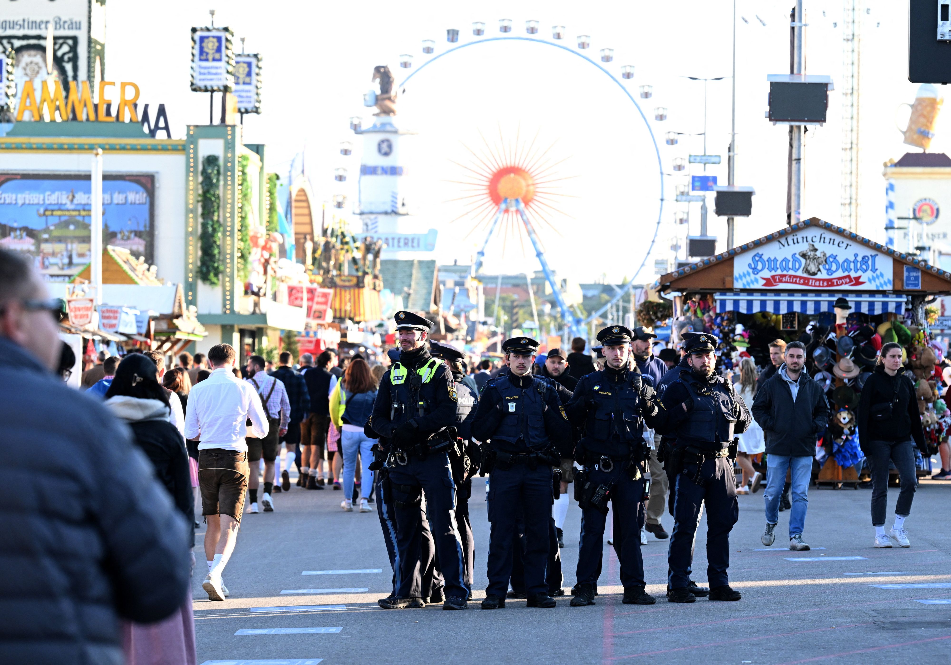 Über dem Münchner Oktoberfest hat ein Mann ohne Bewilligung eine Drohne steigen lassen. Zur gleichen Zeit wurden Drohnen am Münchner Flughafen gesichtet.