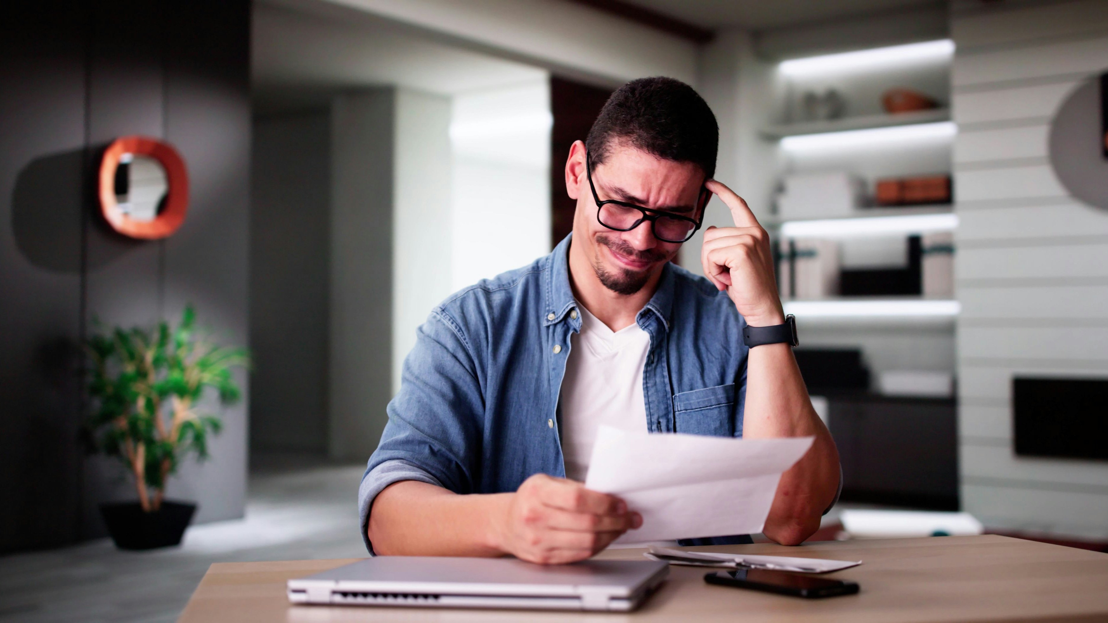 Sad Man Reading Paper Invoice, Sad Man Reading Paper Invoice With Stress, Sad Man Reading Paper Invoice With Stress model released, Symbolfoto , 22.09.2024, Copyright: xAndreyPopovx Panthermedia37941951.jpg 