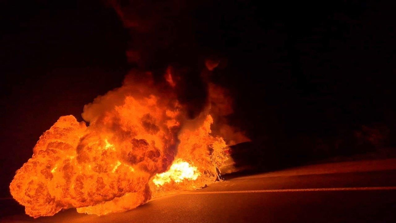 Kurz nach dem Eintreffen der Feuerwehr platzte der Dieseltank, was zu einer gewaltigen Stichflamme führte.