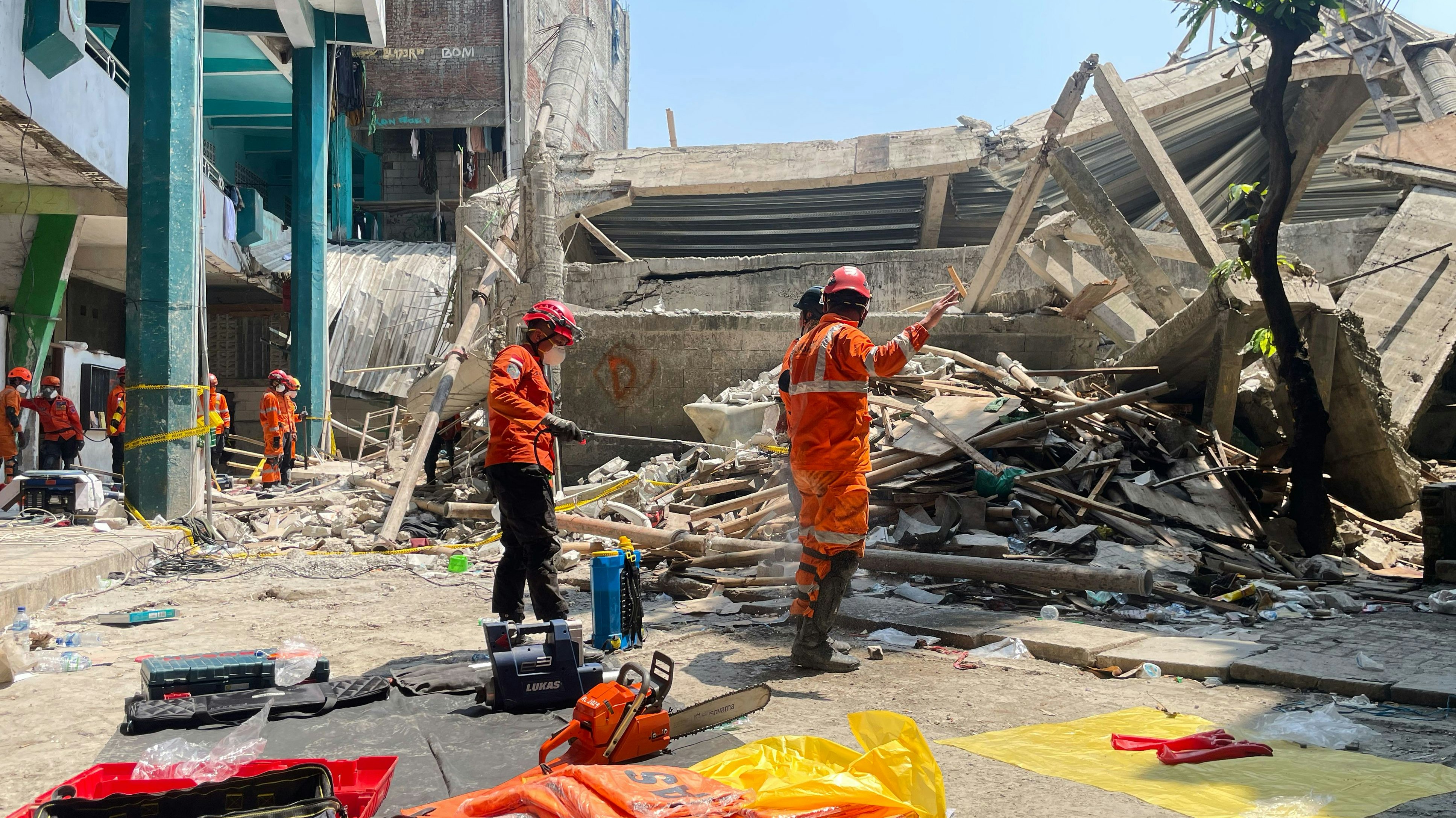 Heute.at - Schule in Indonesien eingestürzt – 17 Tote