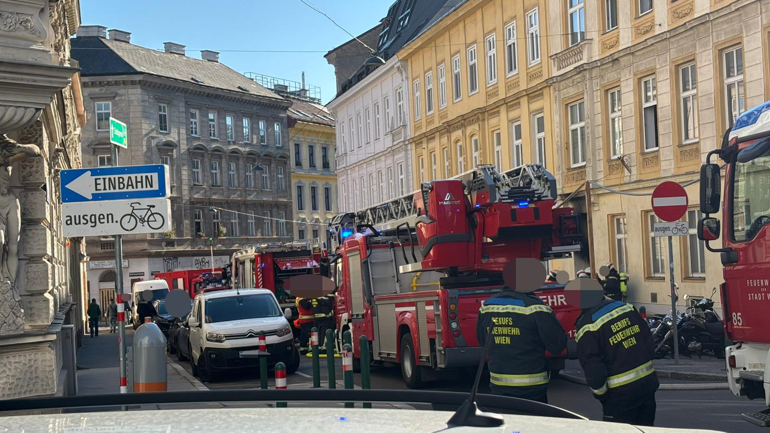 Am Samstag kommt es aufgrund eines Zimmerbrandes zu einem Großeinsatz der Feuerwehr.