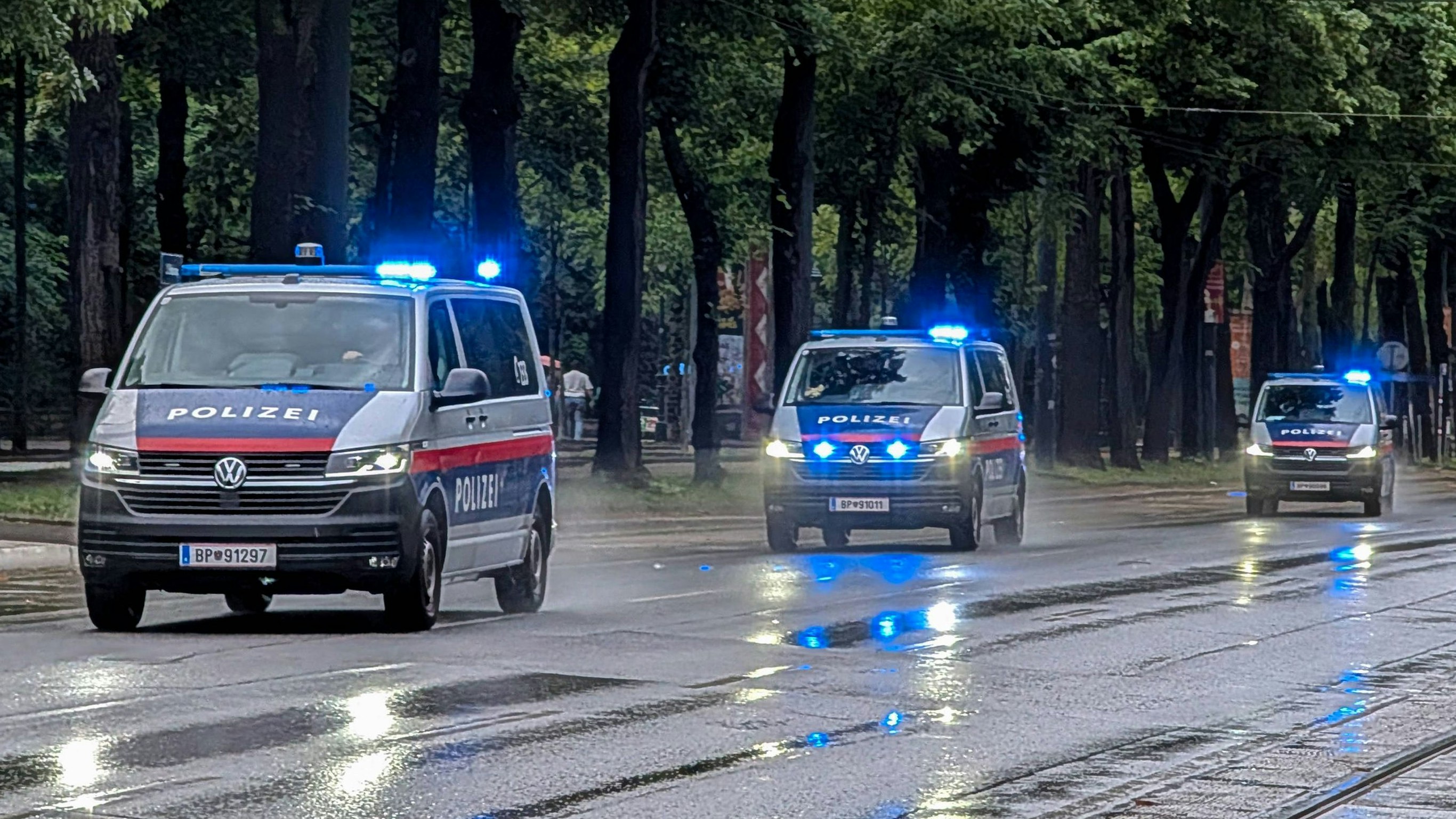 Heute.at - Messer-Mann betritt Tankstelle und geht auf Kunden los