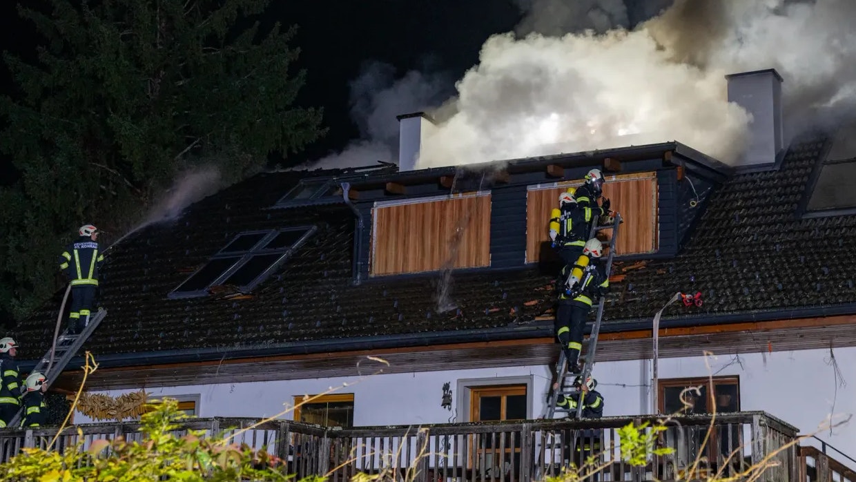 Heute.at - Feuerwehr rückt in der Nacht zu Großeinsatz aus