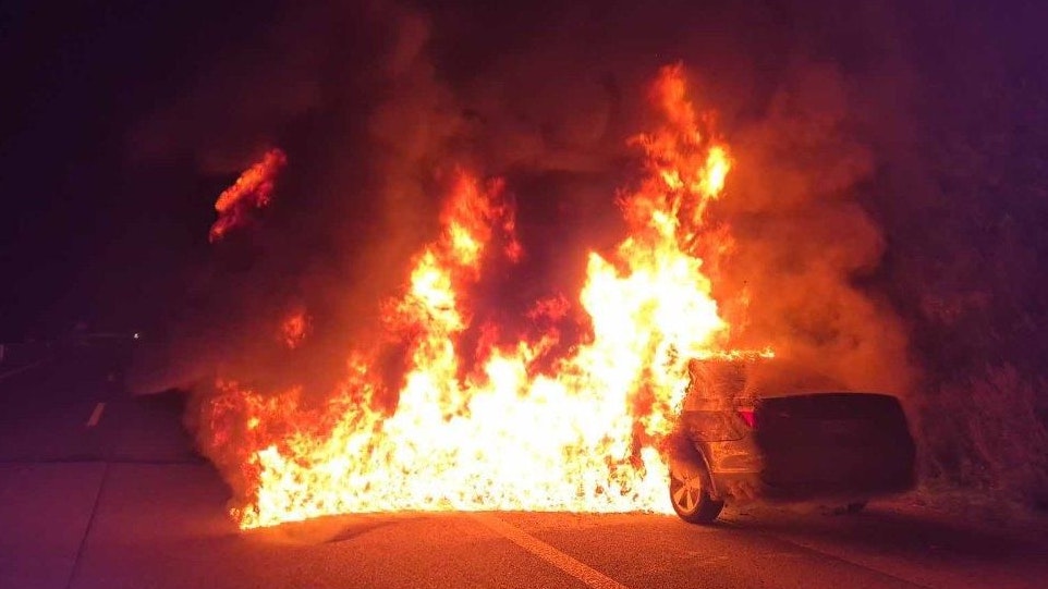 Heute.at - Auto geht auf der A2 nach Wien plötzlich in Flammen auf