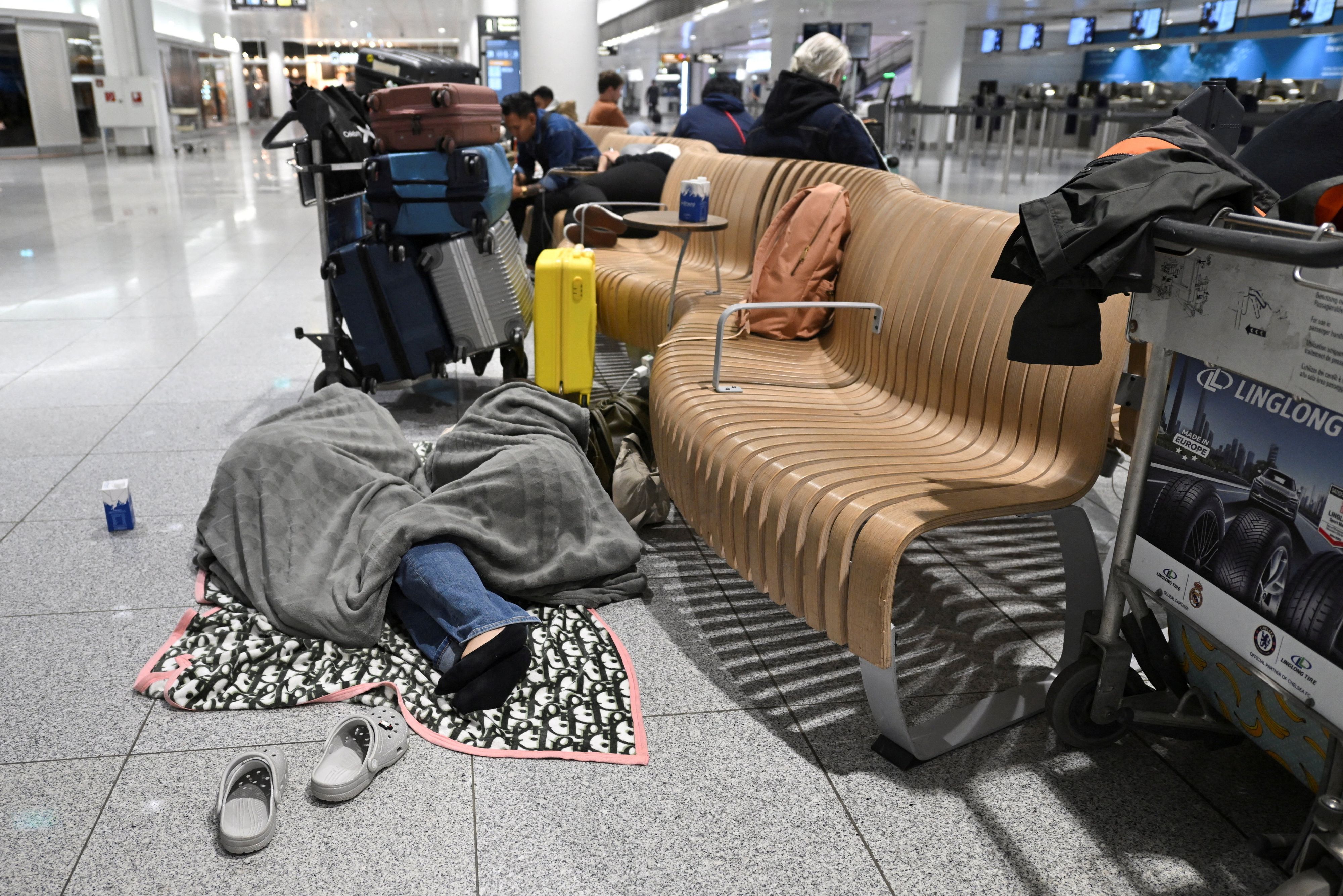 Tausende Fluggäste saßen am Airport fest.