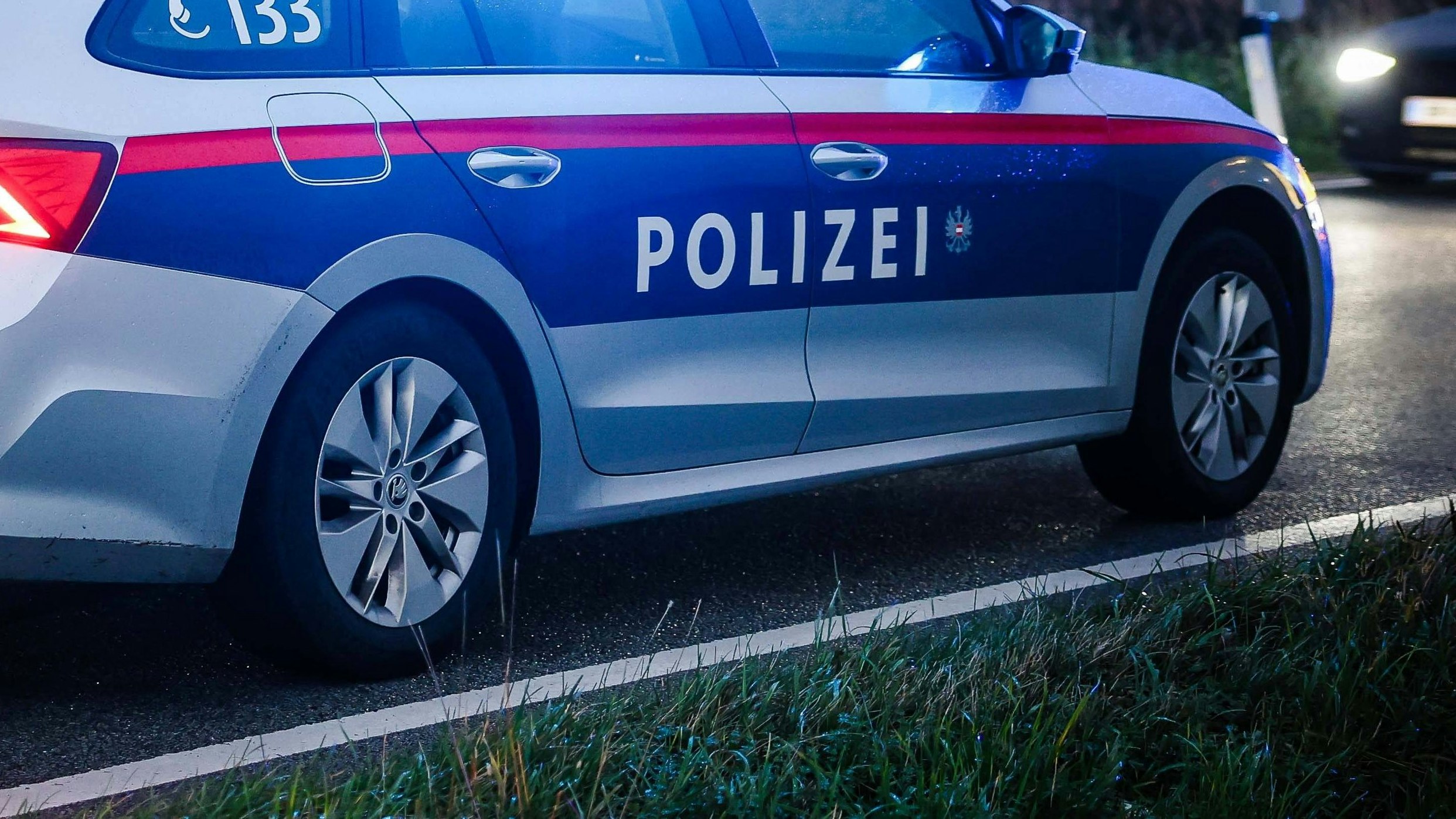 01.10.2024, Burgkirchen, AUT, Unterwegs in Oberösterreich, Verschiedene Themenbilder, Themenbild, Feature, Polizei, im Bild Polizei, Polizeiauto, Hauseinfahrt, Abend, Dämmerung, Schriftzug, Polizei, Blaulichtbalken, Balken, Blaulicht, *** 01 10 2024, Burgkirchen, AUT, On the road in Upper Austria, various theme pictures, theme picture, feature, police, in the picture police, police car, house entrance, evening, twilight, lettering, police, blue light bar, bar, blue light,