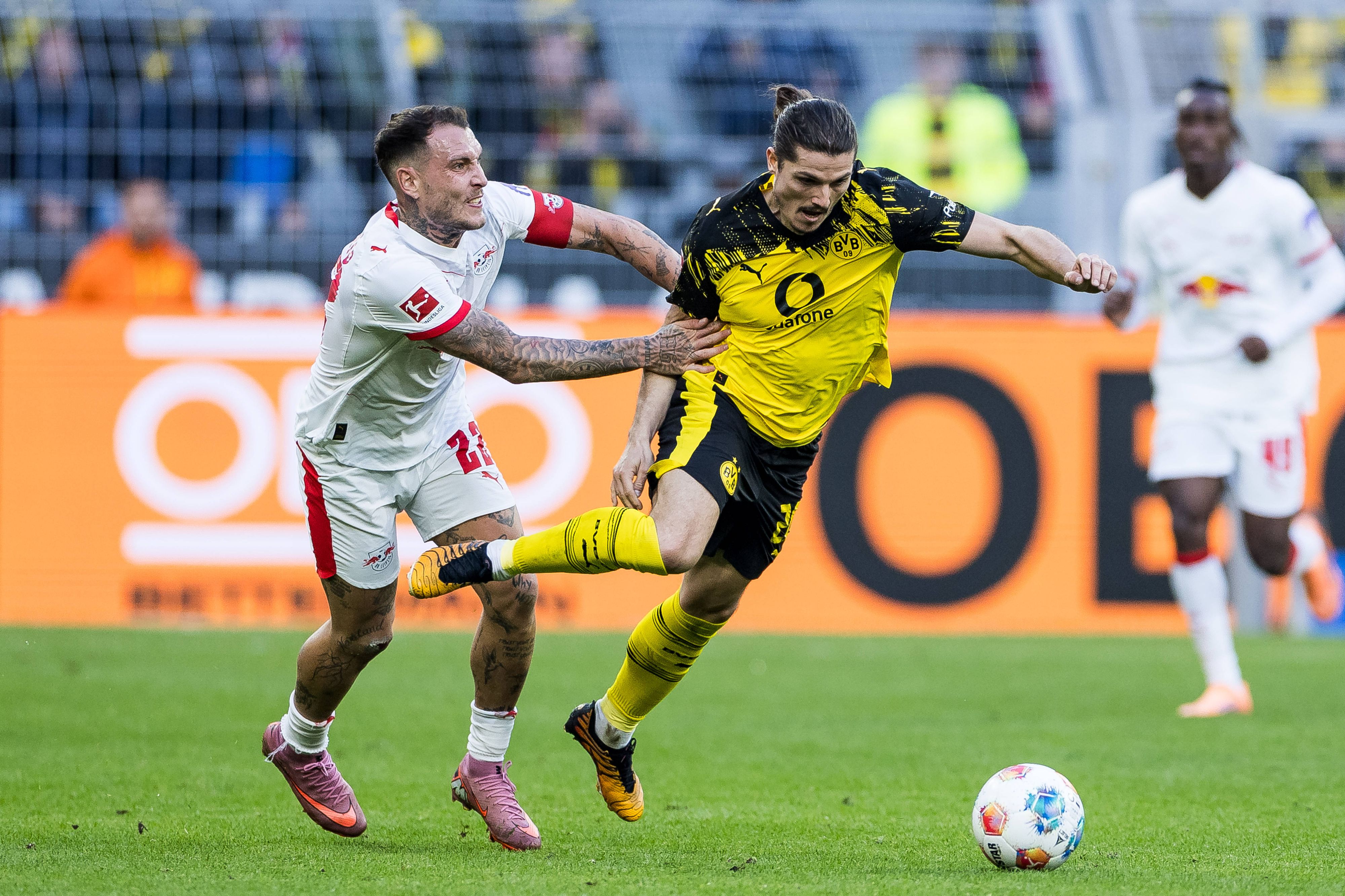 Marcel Sabitzer im Duell egen David Raum.