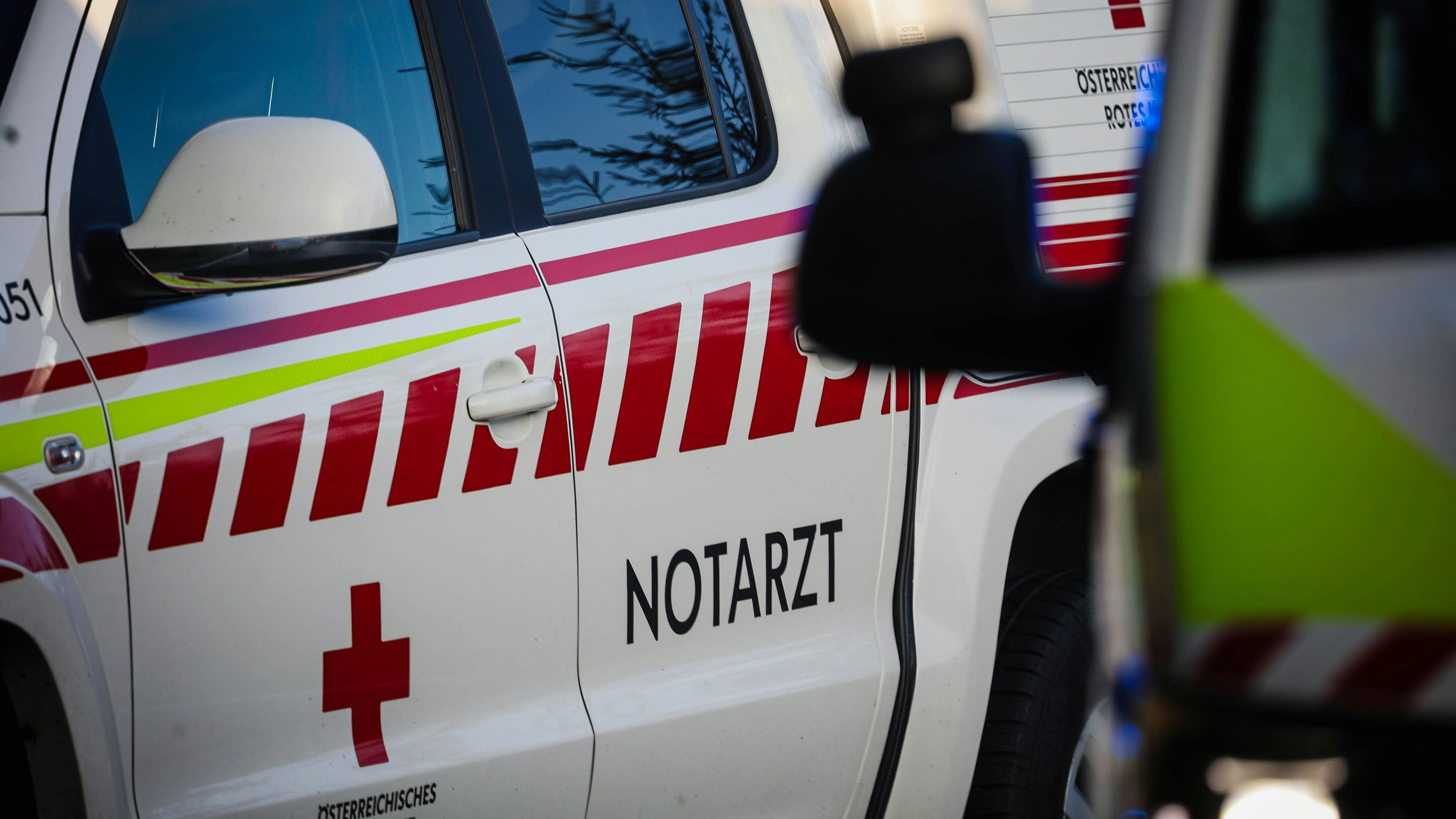 Heute.at - PKW kracht durch Autobahnbrücke – Lenker ohne Chance