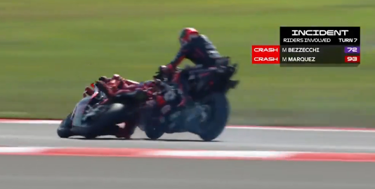 Bezzecchi schießt Marquez von hinten kommend ab.