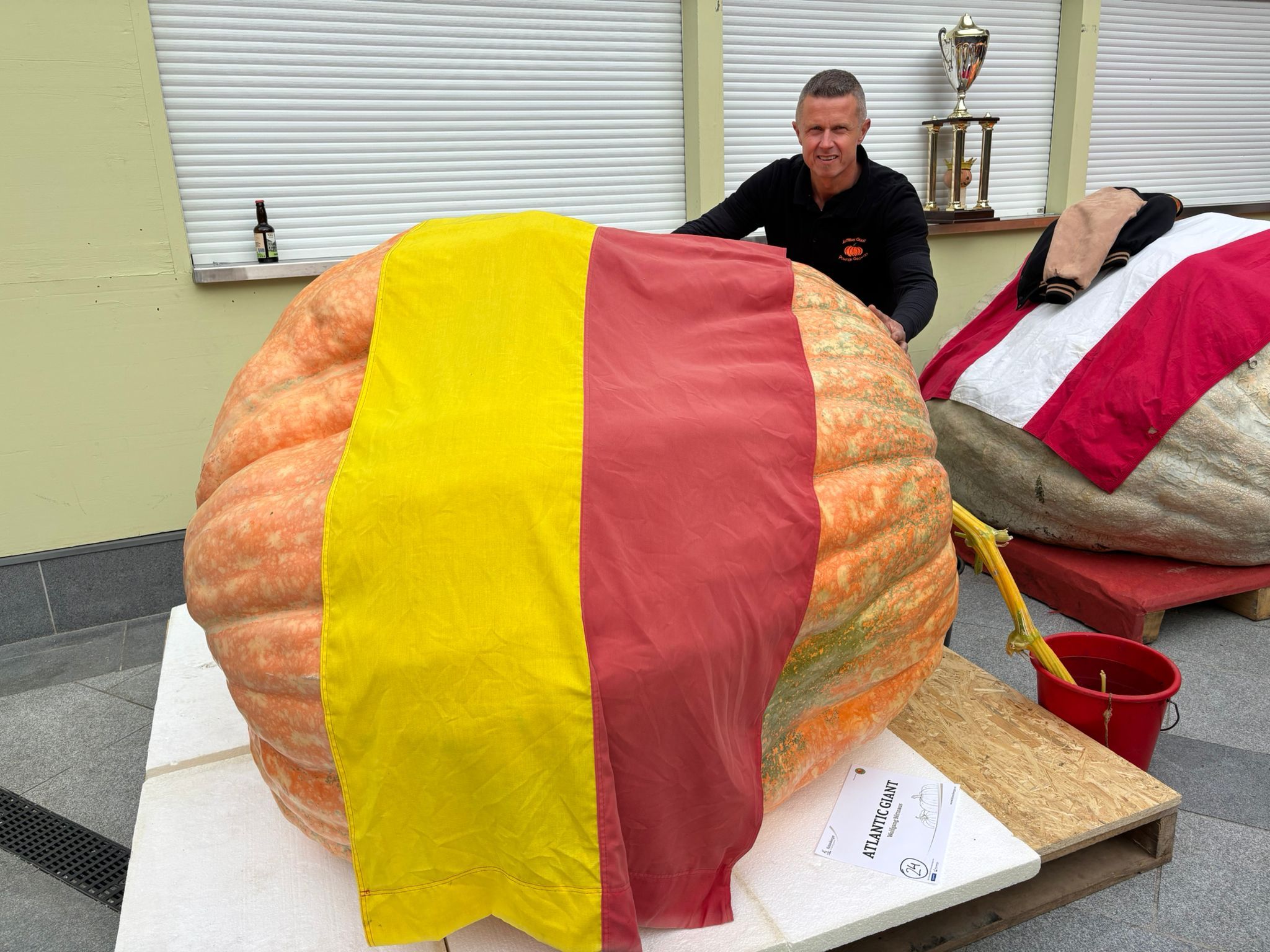 Staatsmeister Wolfgang Nittnaus feiert den Sieg, sein Kürbis wieht 990,6 Kilogramm.