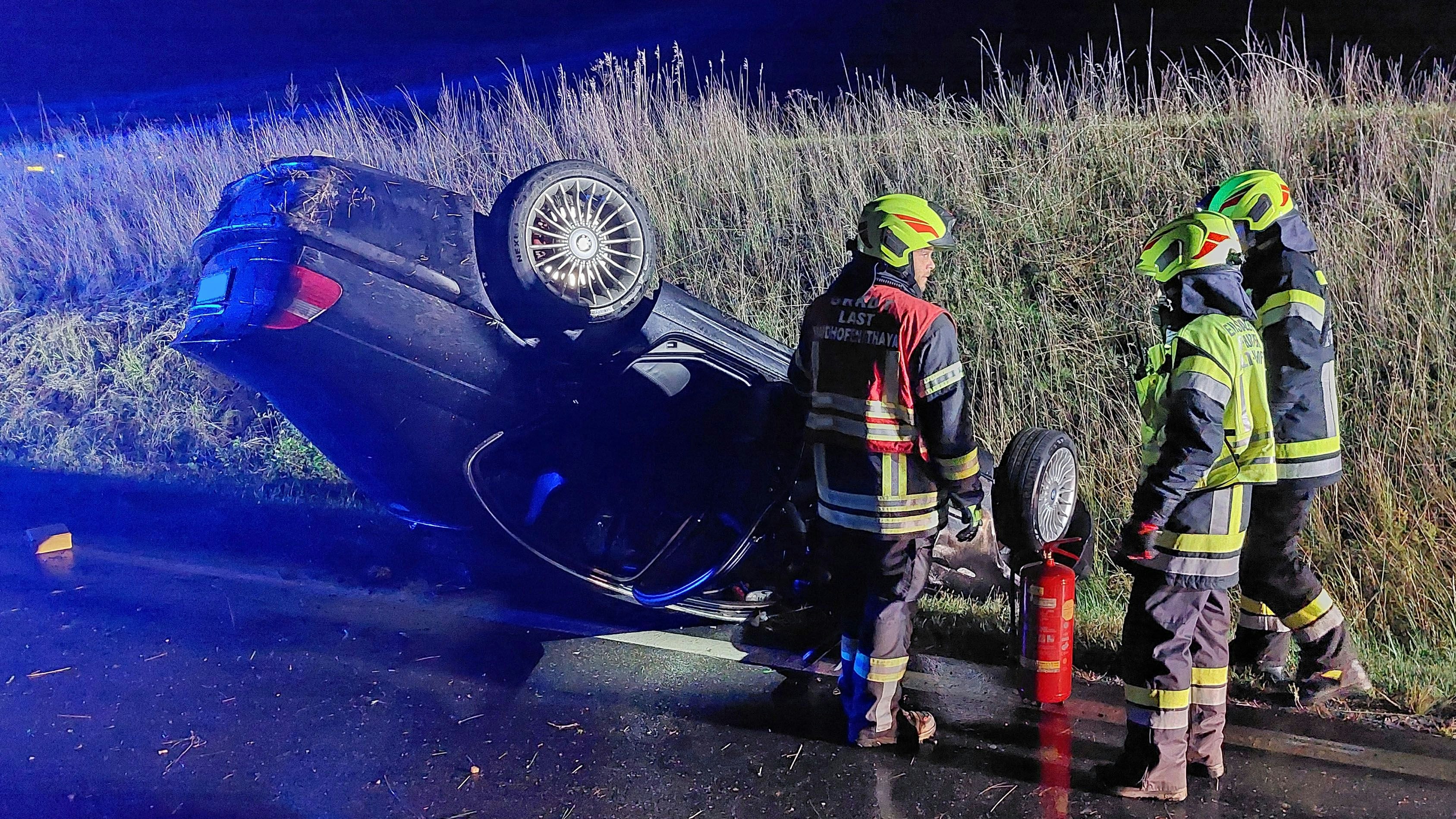 Heute.at - BMW-Lenker kommt ins Schleudern und überschlägt sich