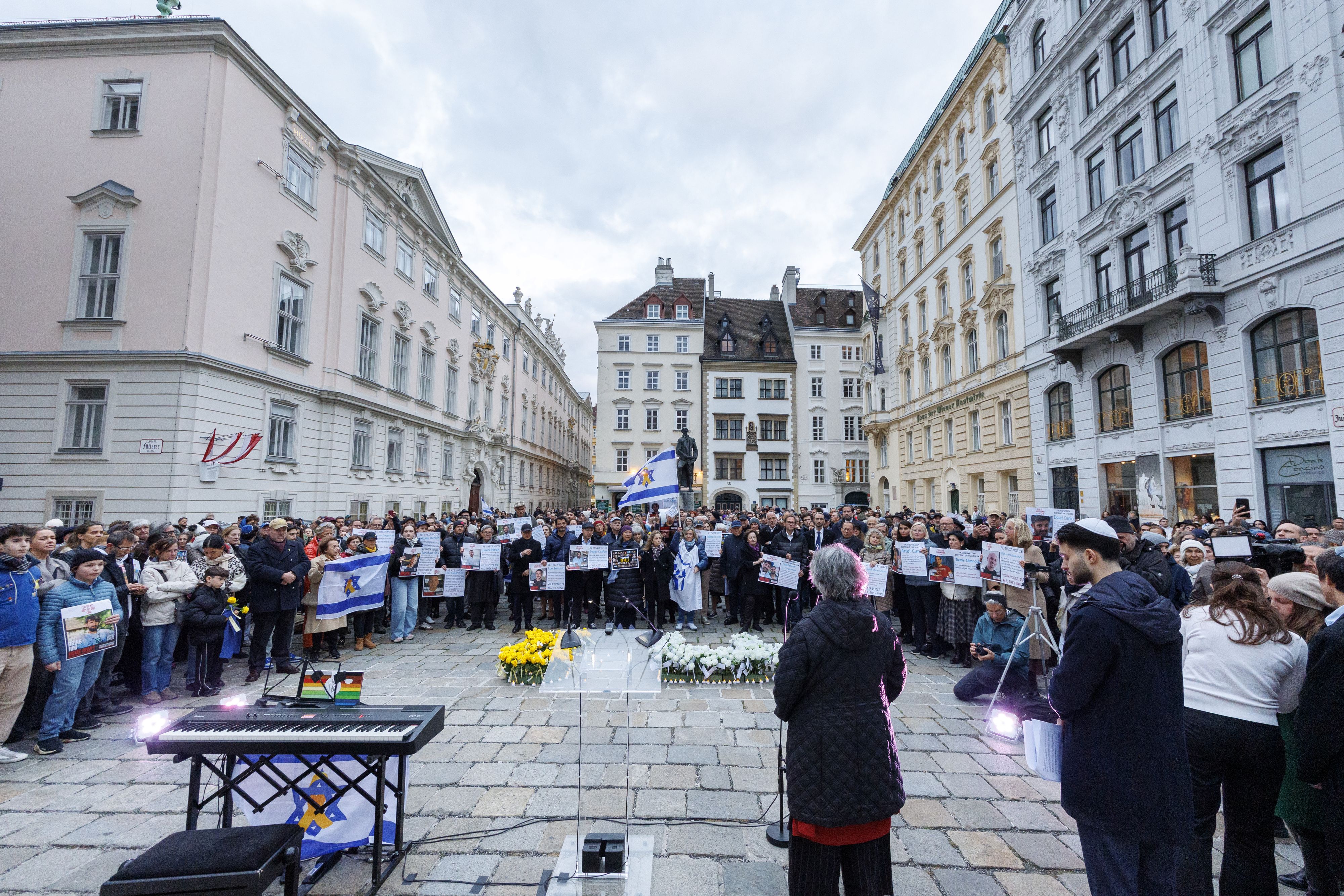 Mehrere Hundert Menschen versammelten sich am Wiener Judenplatz. 