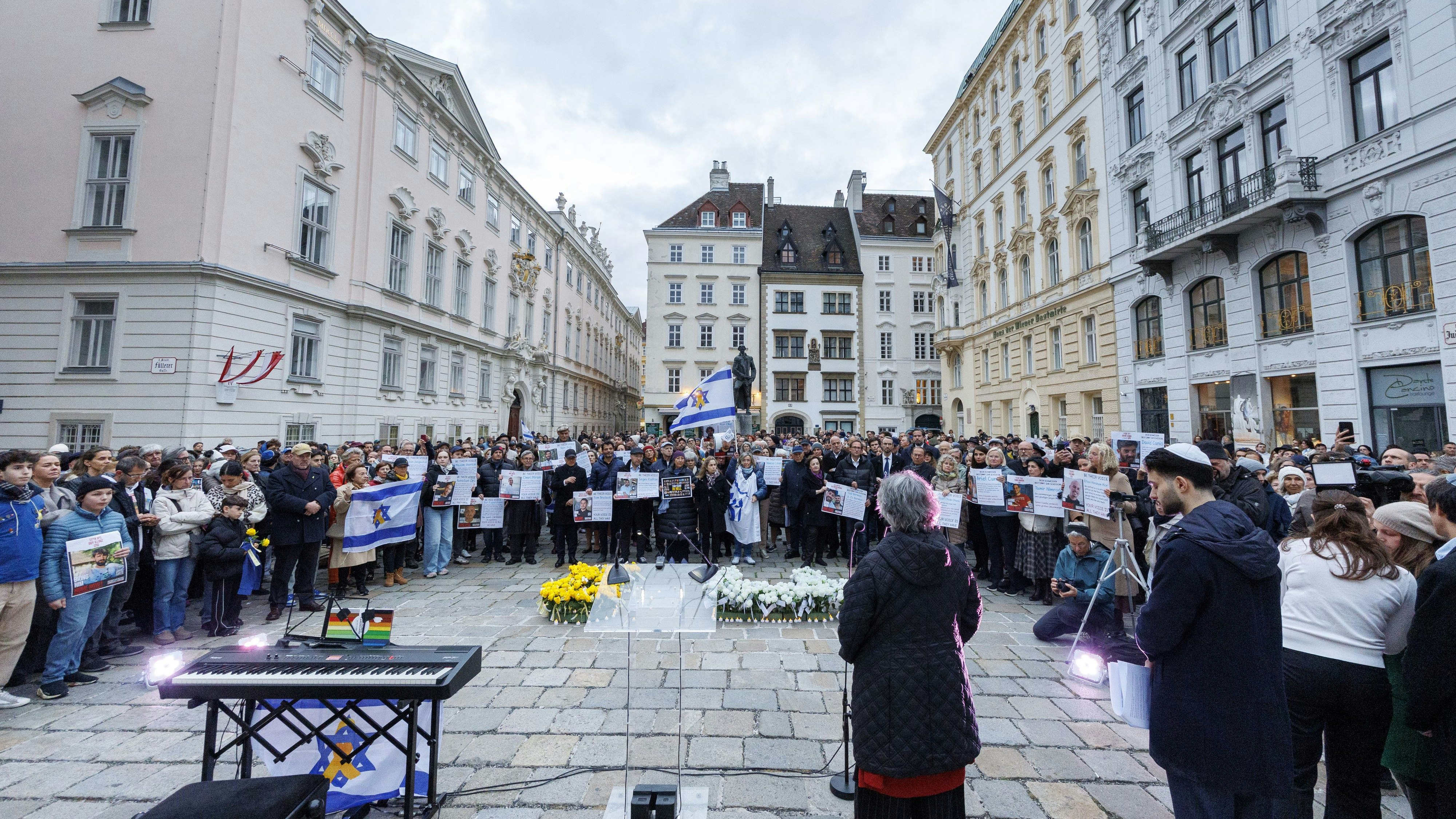 Mehrere Hundert Menschen versammelten sich am Wiener Judenplatz. 