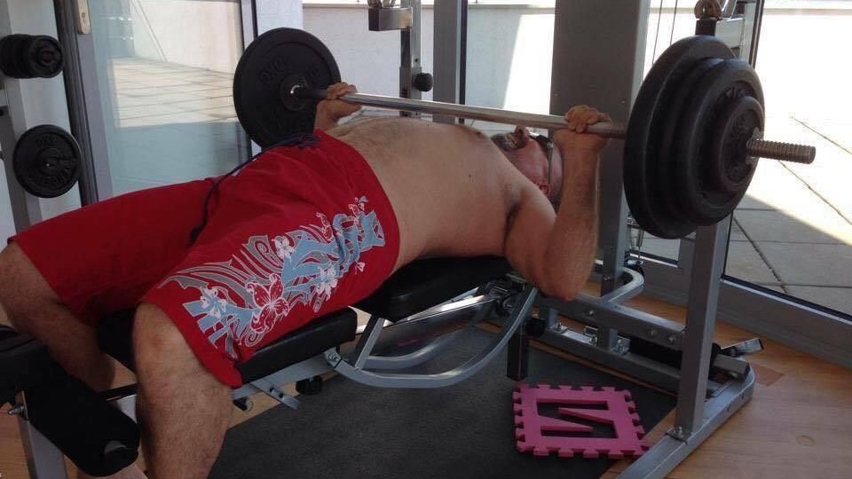 Waltraud beim Gewichtestemmen.