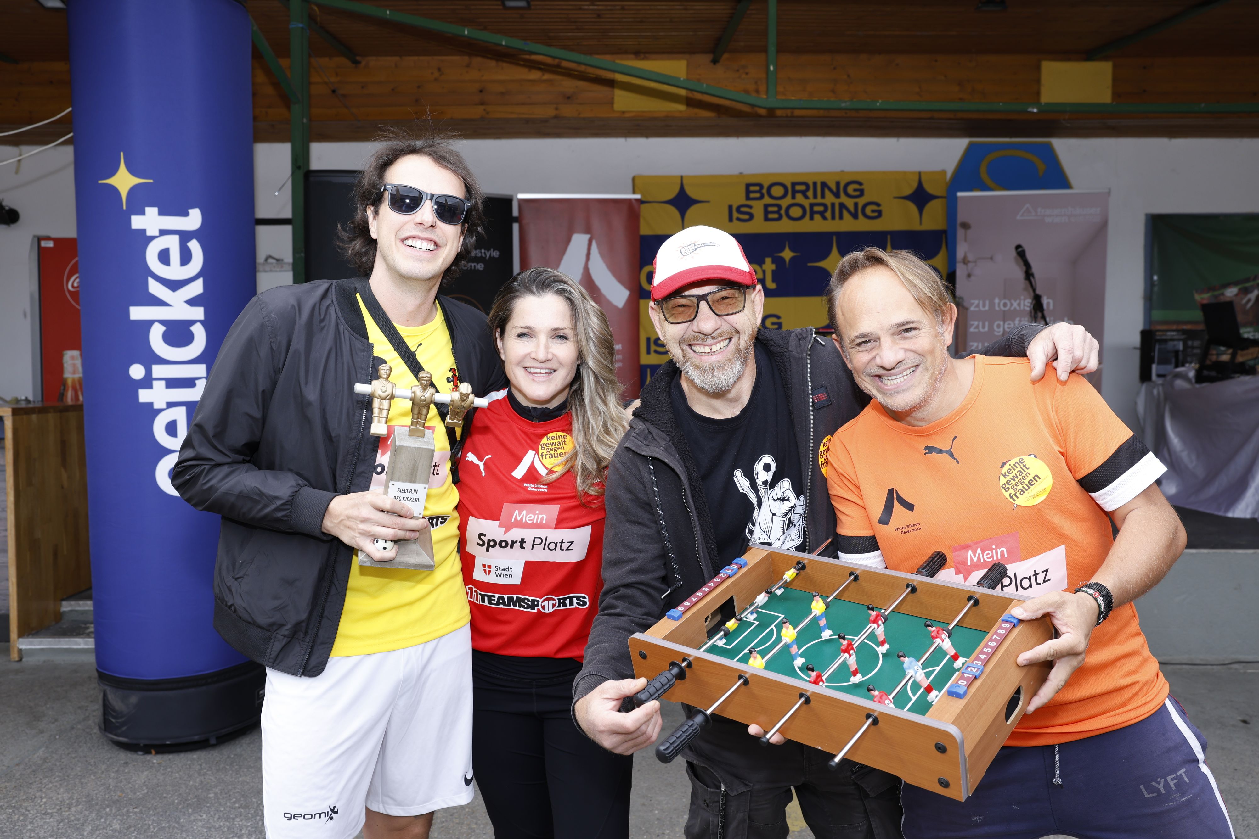 Marco Pogo, Lizz Görgl, Roman Gregory, Leo Aberer kickten für einen guten Zweck. 