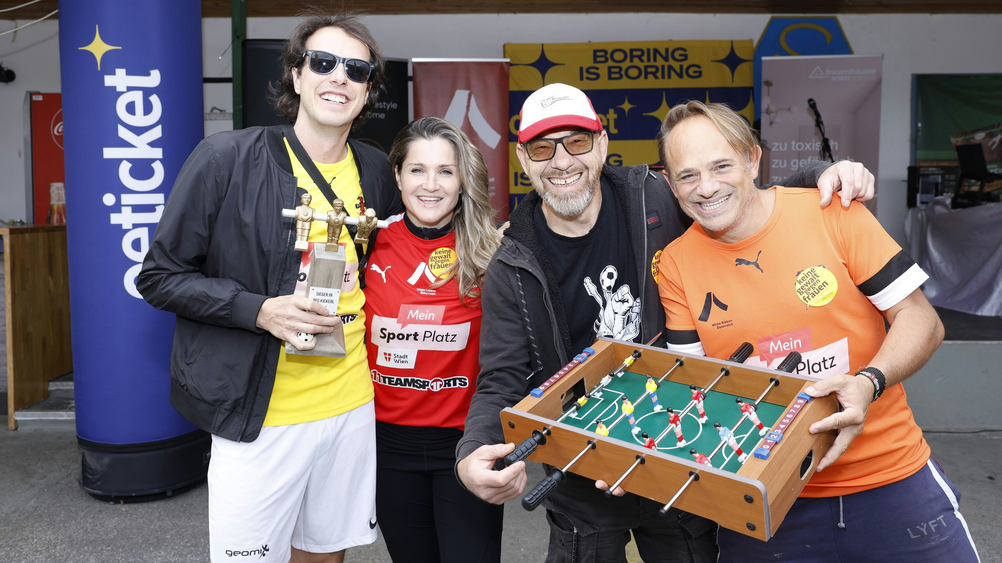 Heute.at - Mit Herz am Ball – Promi-Wuzler für den guten Zweck