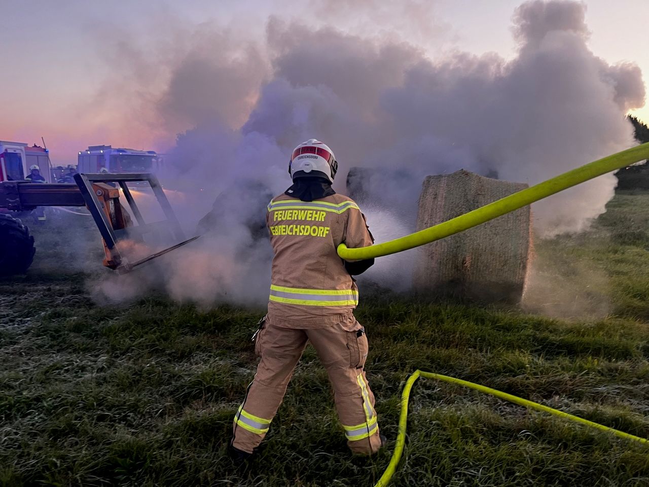 Strohballenbrand bei Weigelsdorf: Die Feuerwehr im Löscheinsatz