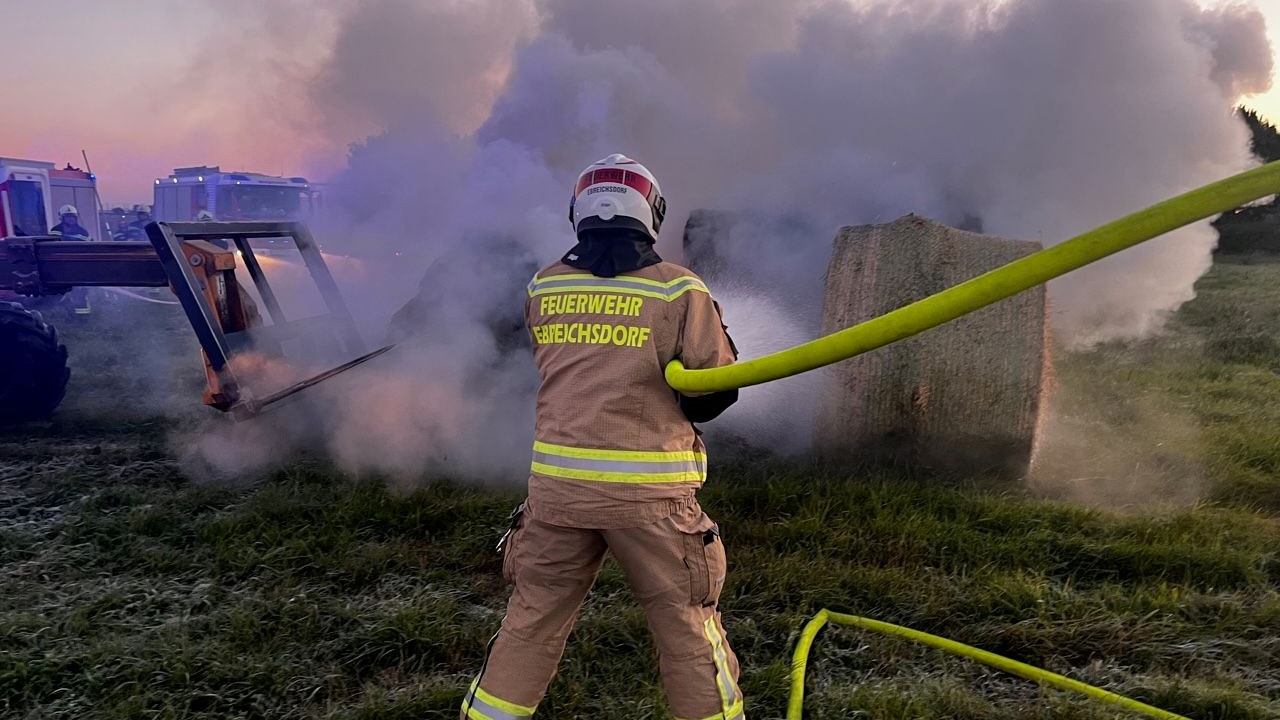 Heute.at - Feuerwehr löschte Strohballenbrand in NÖ