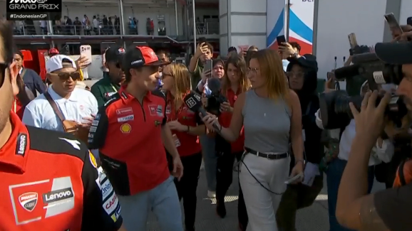 Marc Marquez mit dem Arm in einer Schlinge.