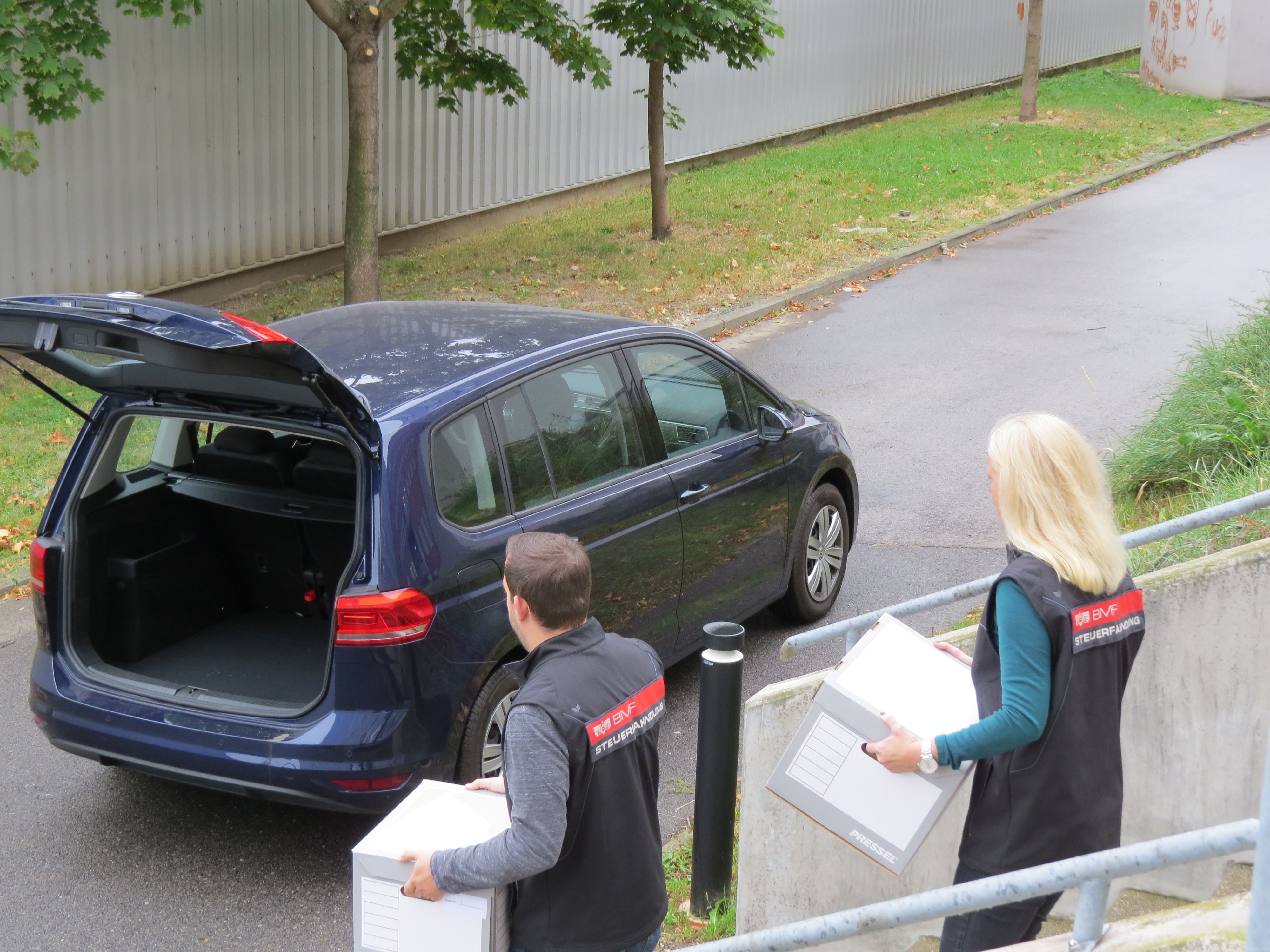 Im Rahmen der über einige Jahre laufenden Ermittlungen fanden Hausdurchsuchungen an sieben Orten in Wien und Oberösterreich statt.