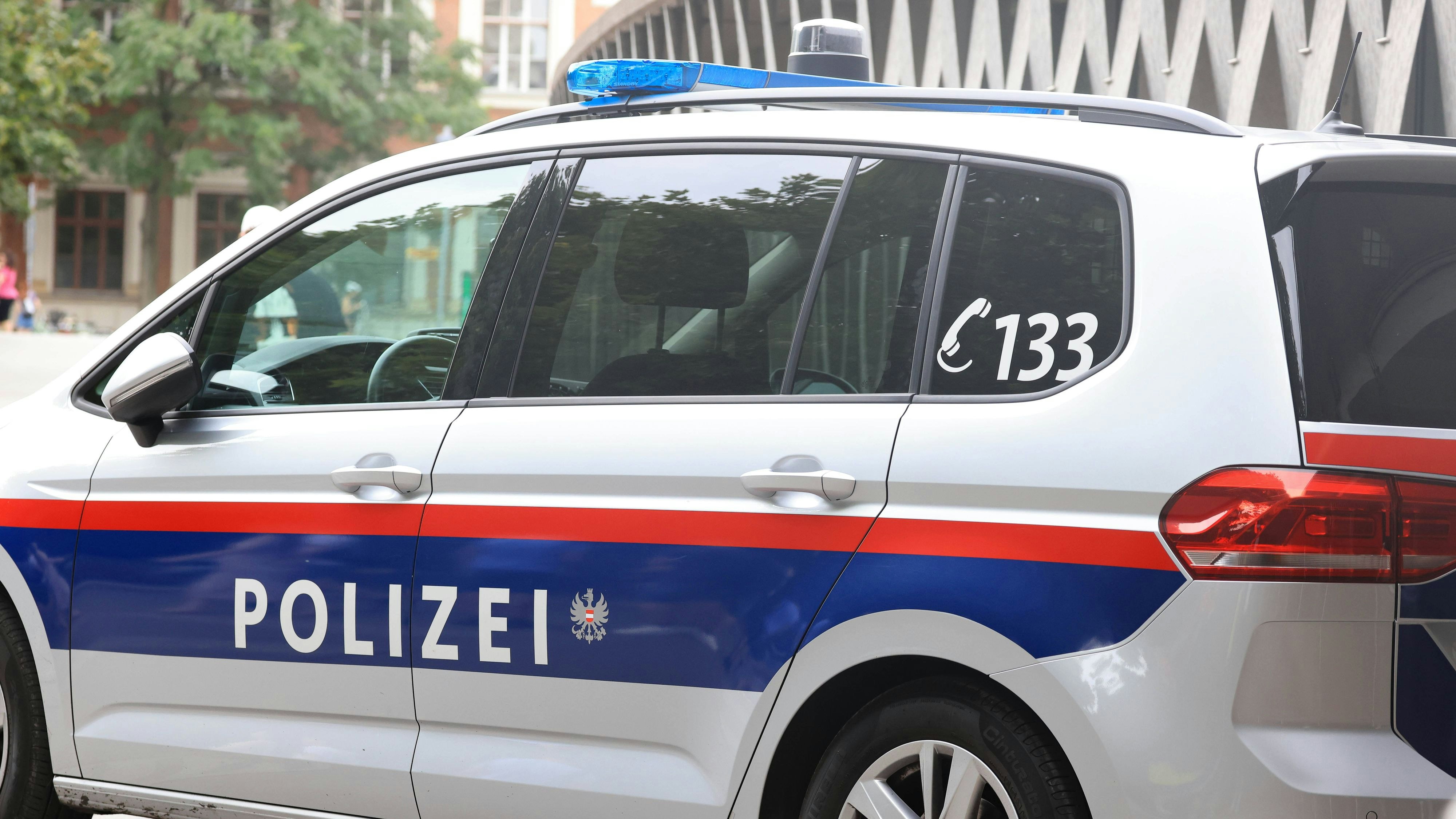 Wien, Österreich 16. August 2024: Im Bild: Ein Einsatzfahrzeug der Wiener Polizei mit Blaulicht und Schriftzug. *** Vienna, Austria 16 August 2024 In the picture An emergency vehicle of the Vienna police with blue lights and lettering Copyright: xFotostandx/xFreitagx