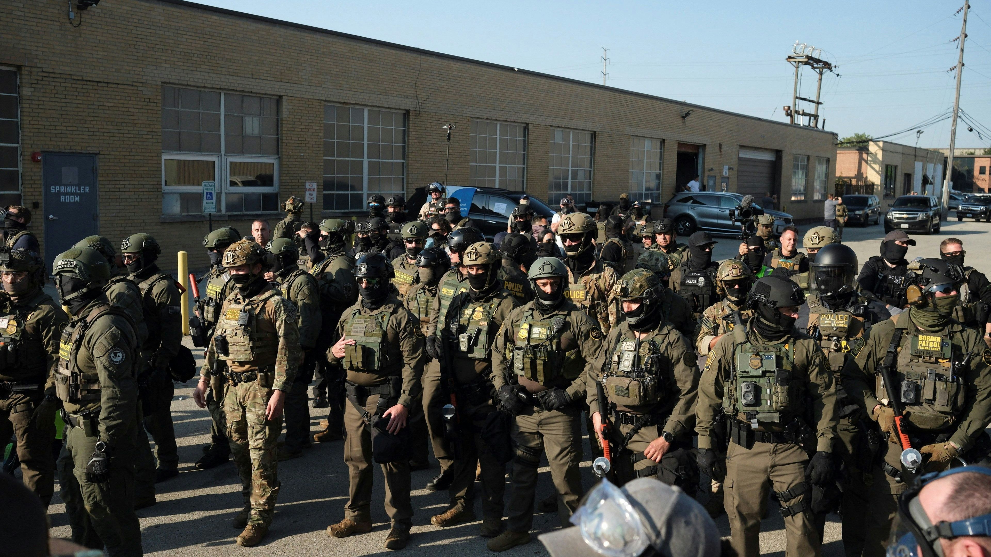 Border Patrol Federal Agents and police keep watch as people protest outside the U.S. Immigration and Customs Enforcement (ICE) Broadview facility in Chicago, Illinois, U.S., October 3, 2025. REUTERS/Jim Vondruska