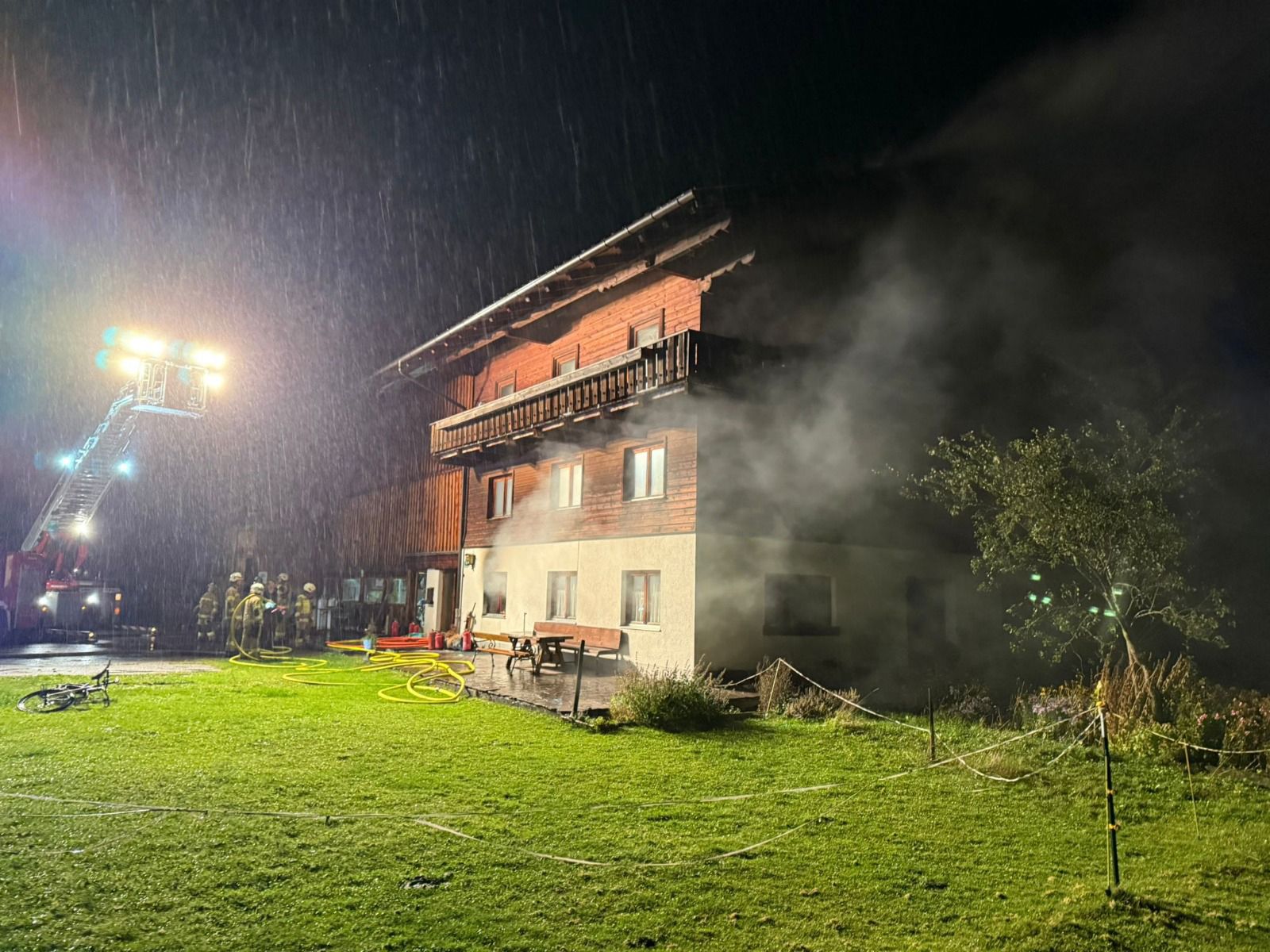 Die Ermittlungen der Polizei zur Brandursache laufen.