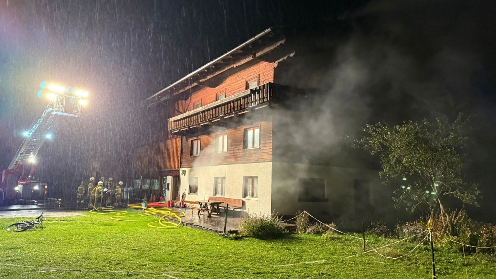 Heute.at - Lautes Knistern! Mann in der Nacht aus Schlaf gerissen