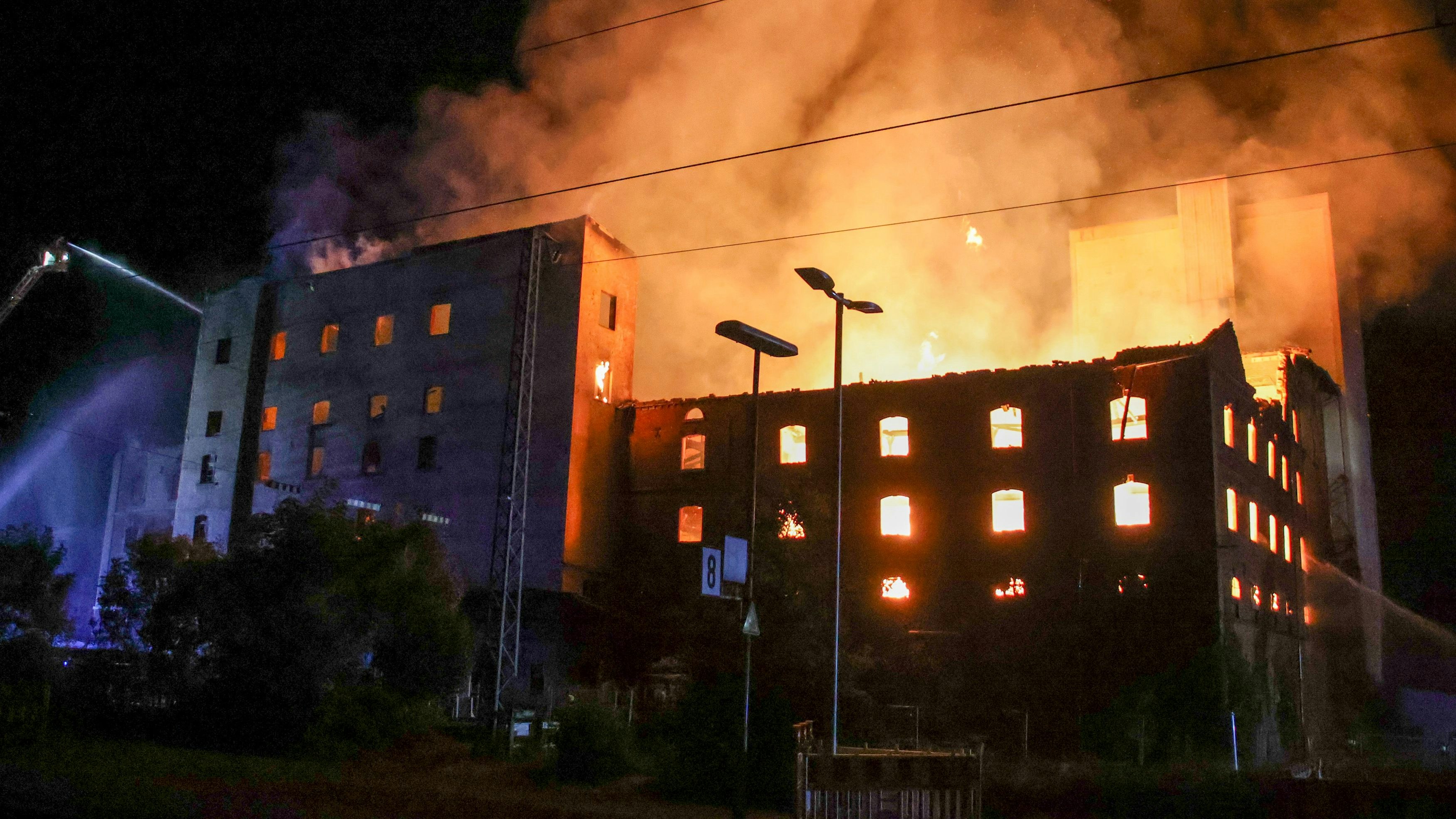 Heute.at - Feuerwehr lässt Gebäude von Rubin Mühle abbrennen