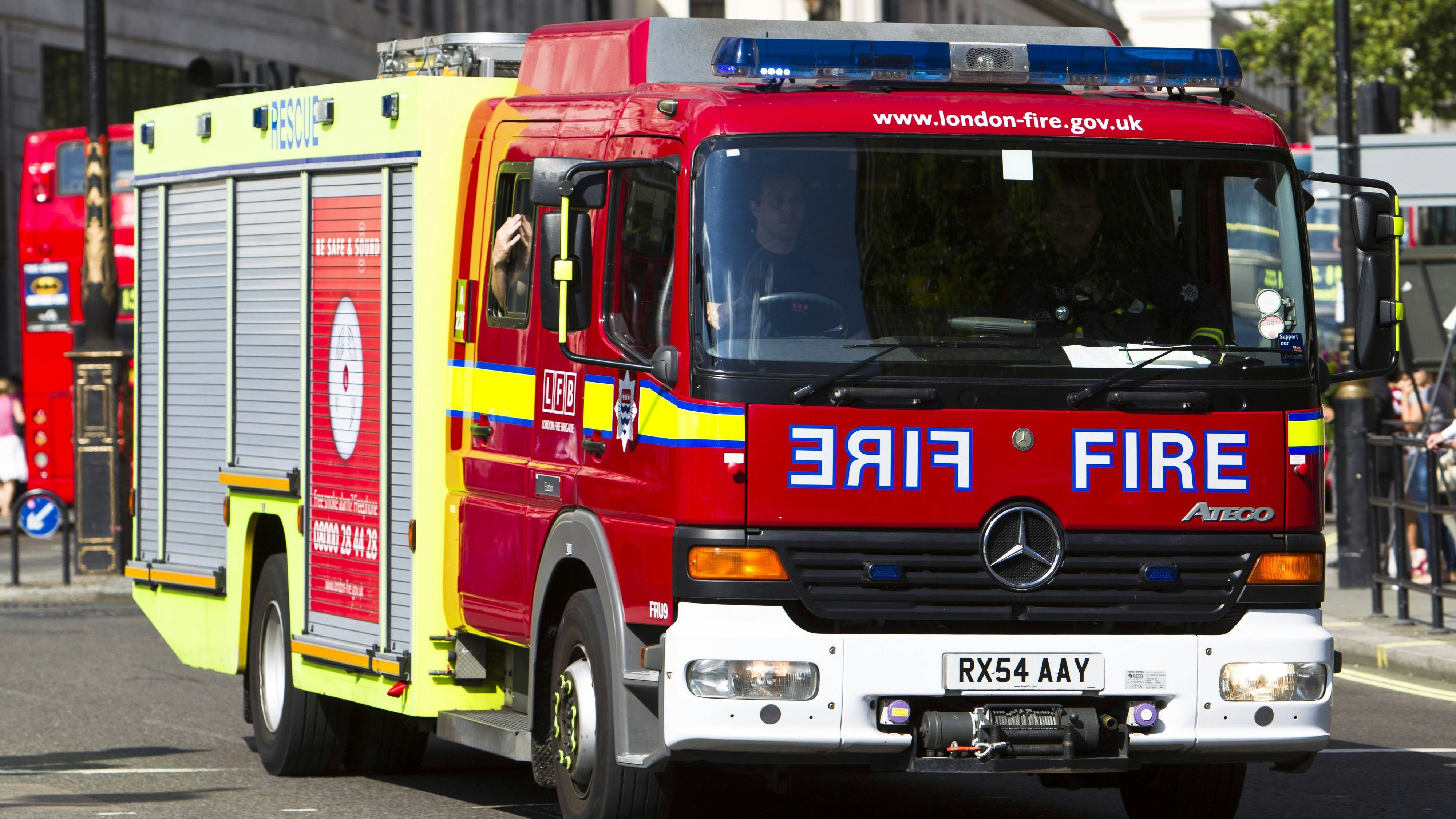 Heute.at - Unbekannte Täter stecken Moschee in Brand