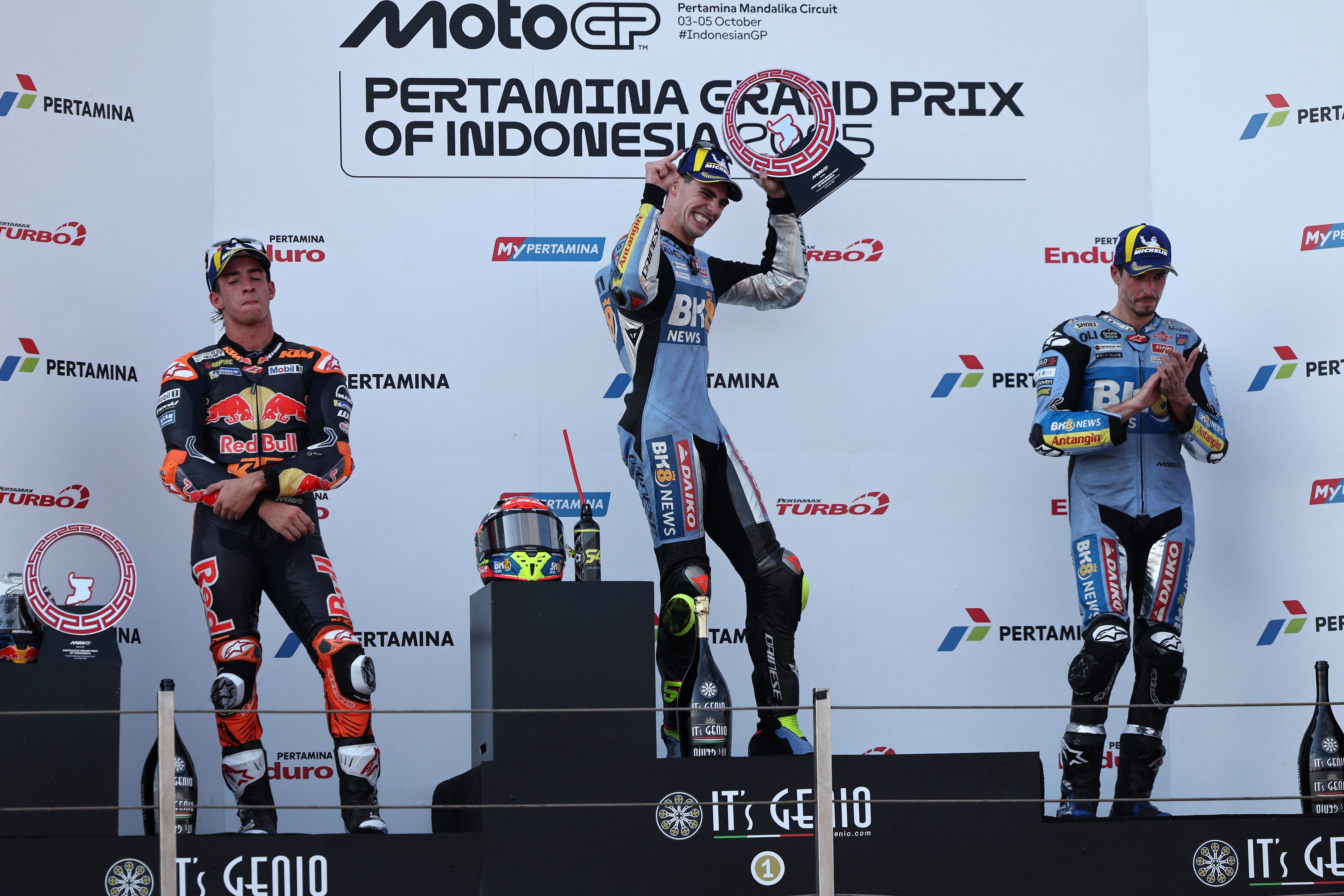 Fermín Aldeguer jubelt über seinen Sieg in Indonesien vor Pedro Acosta (l.) und Alex Marquez (r.).