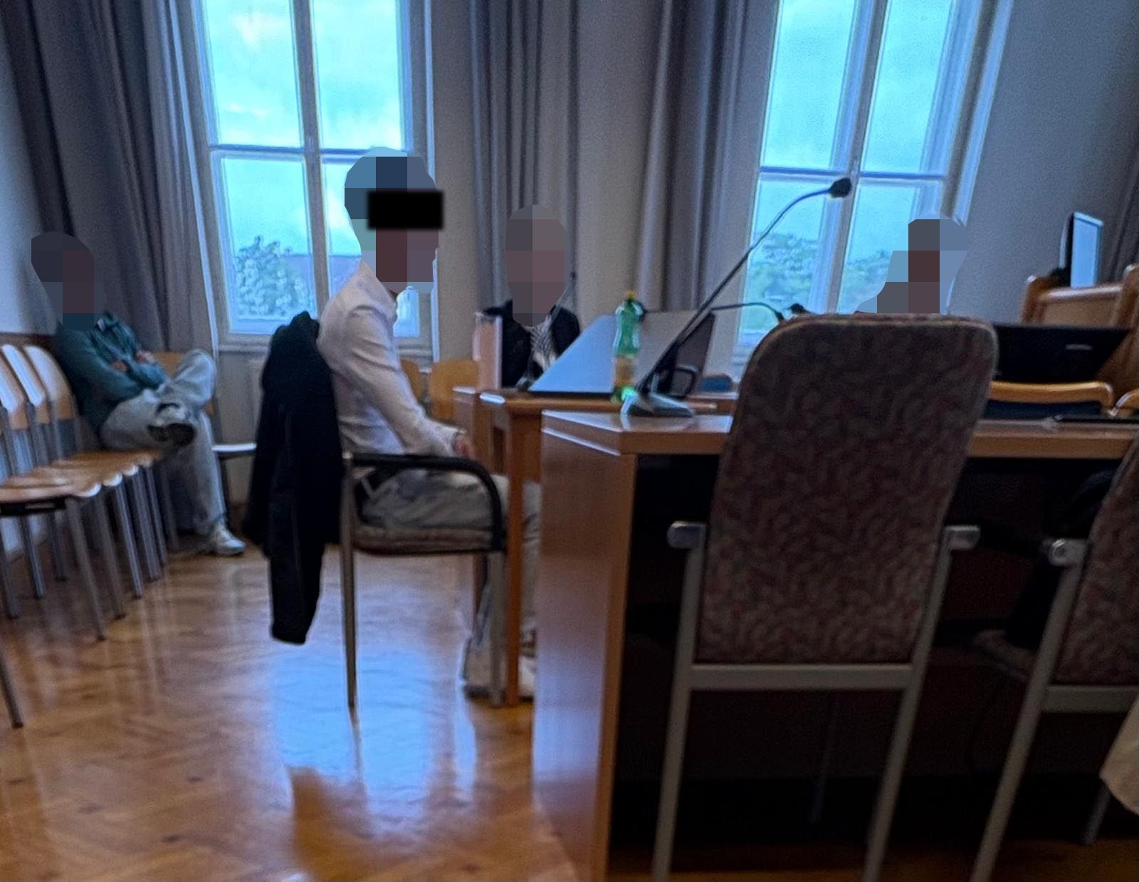 Der Angeklagte erschien in weißem Hemd und Jeans.